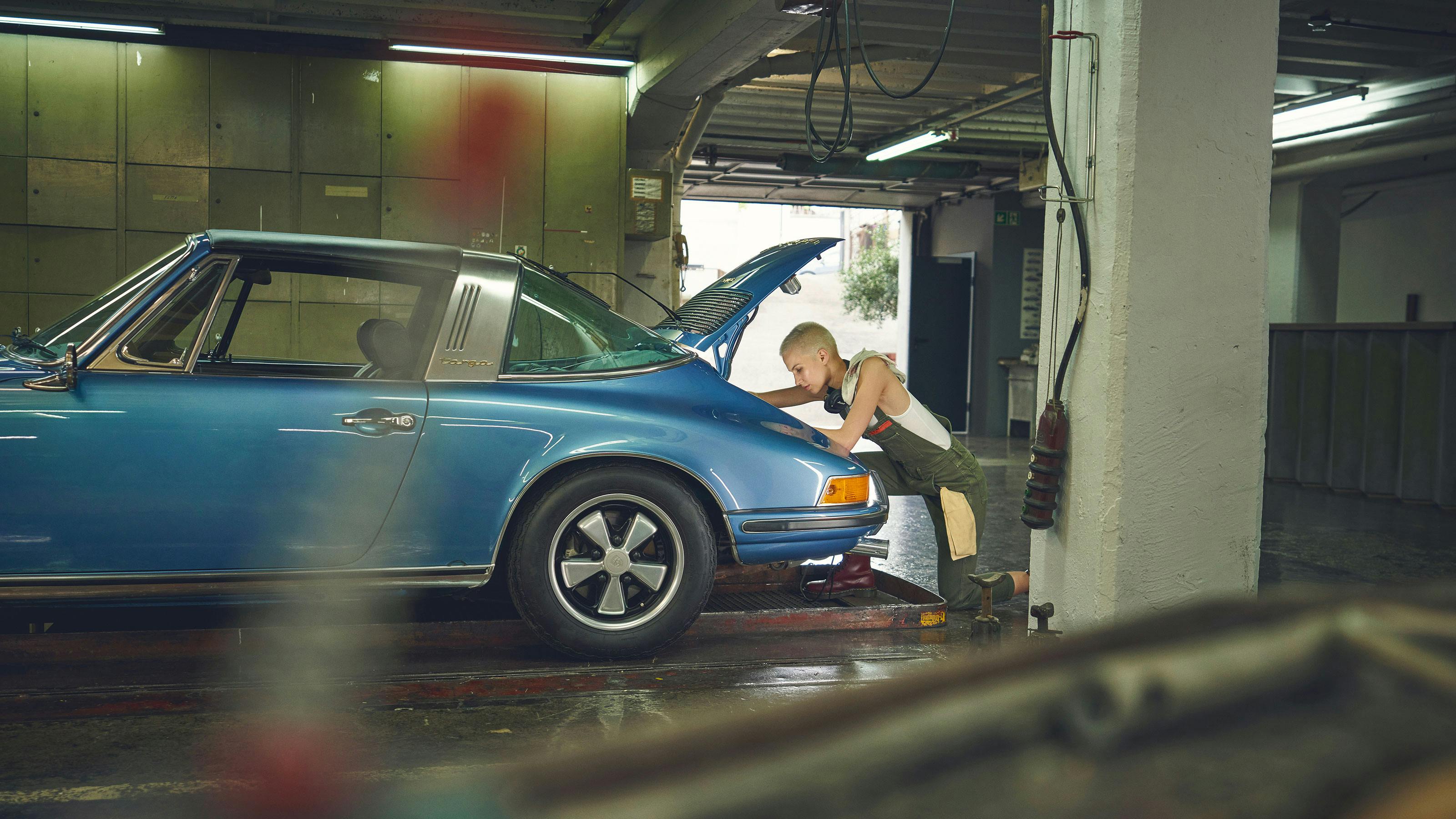 Porsche 911 F, Minerva Blue, in the workshop.