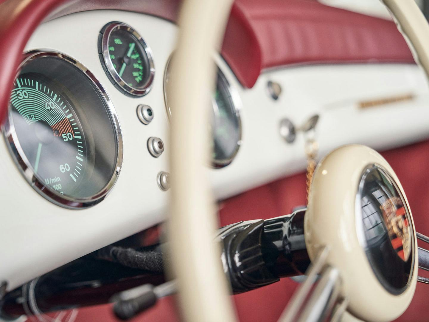 Porsche 911 Classic dashboard.