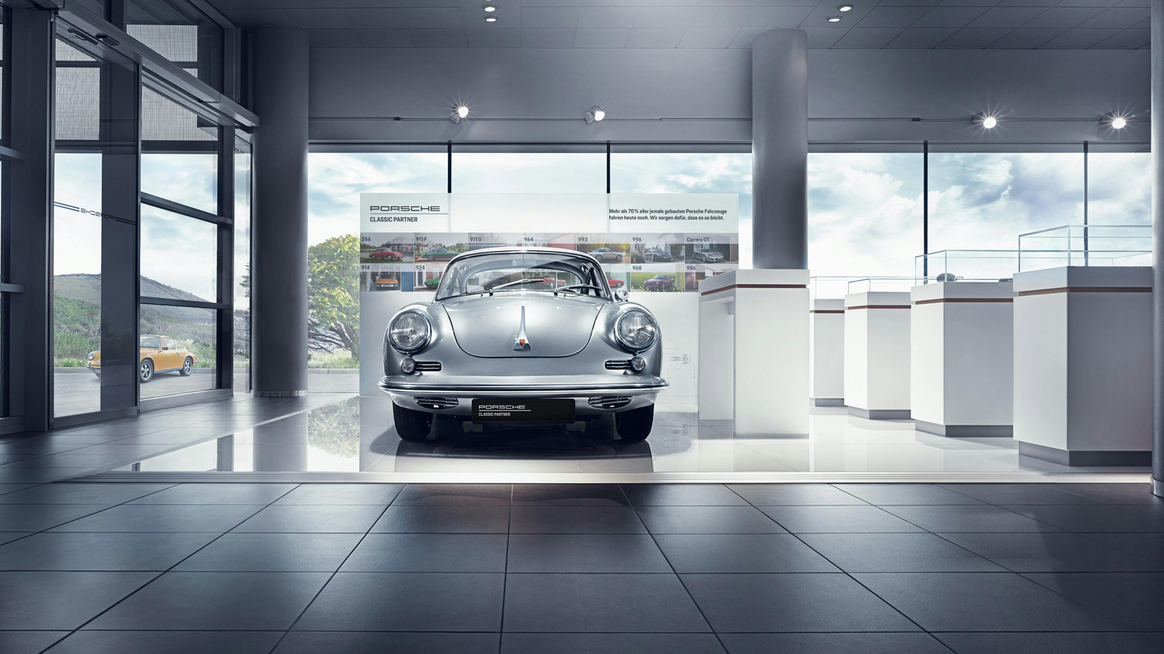 Showroom Classic Corner mit sportgraumetallic Porsche Carrera Modell.