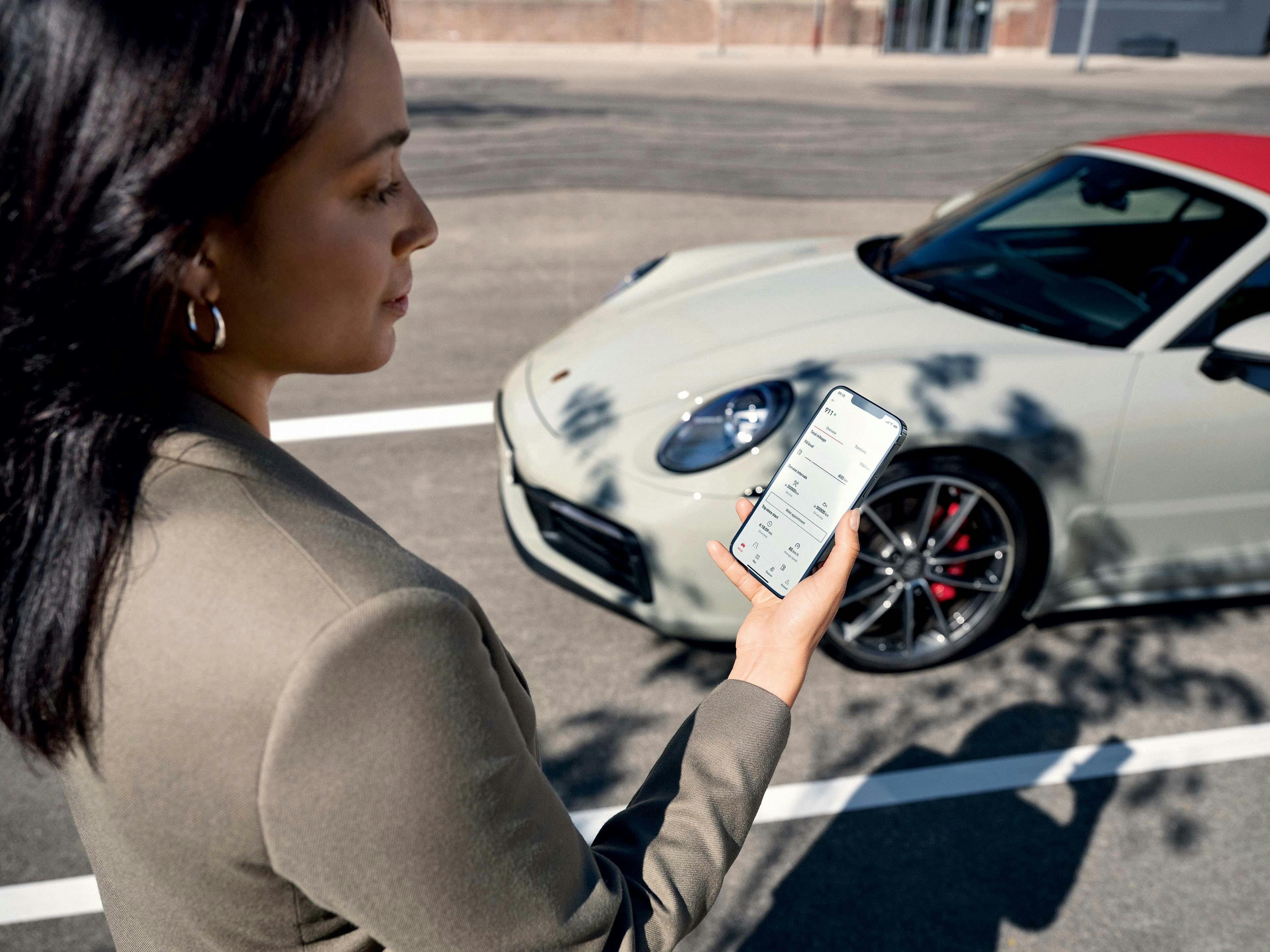 Vrouw gebruikt de My Porsche app