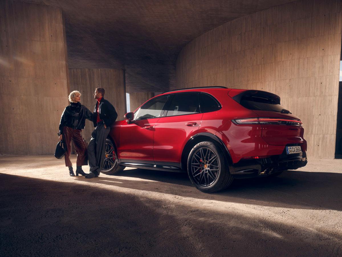 Mann und Frau vor einem Porsche Fahrzeug