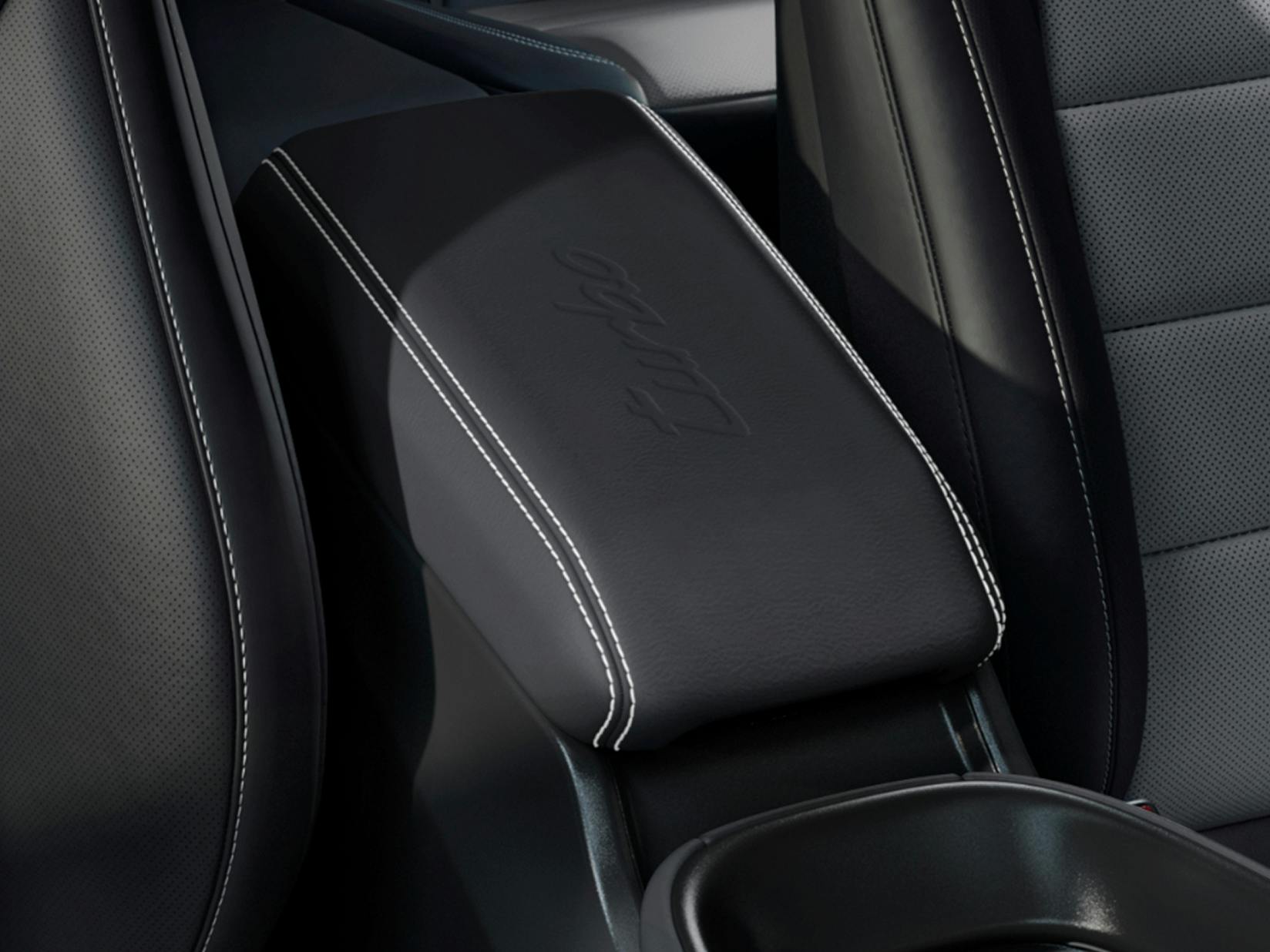 Detailed view of the decorative stitching on the centre armrest of the Porsche Exclusive Manufaktur Macan Turbo.