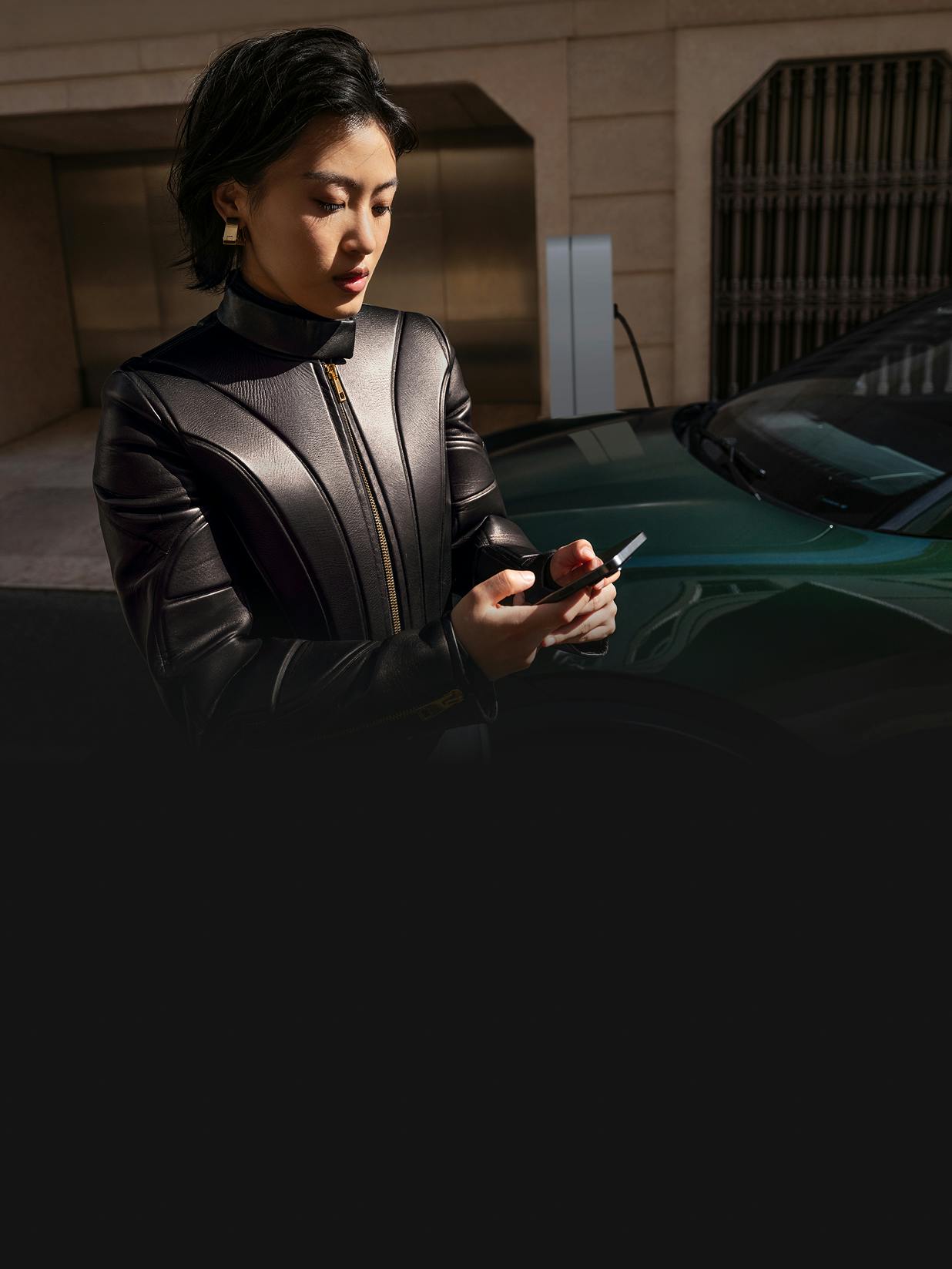 Una mujer mirando su teléfono.
