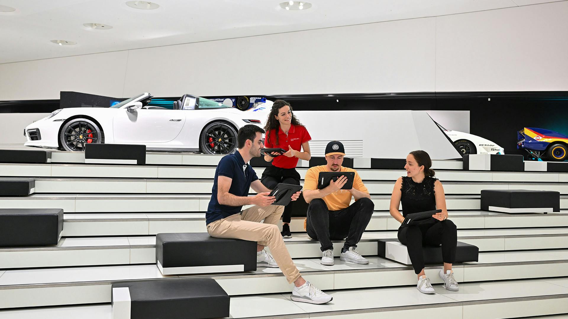 Eine Gruppe Schüler vertieft behandelte Themen mithilfe von Tablets.