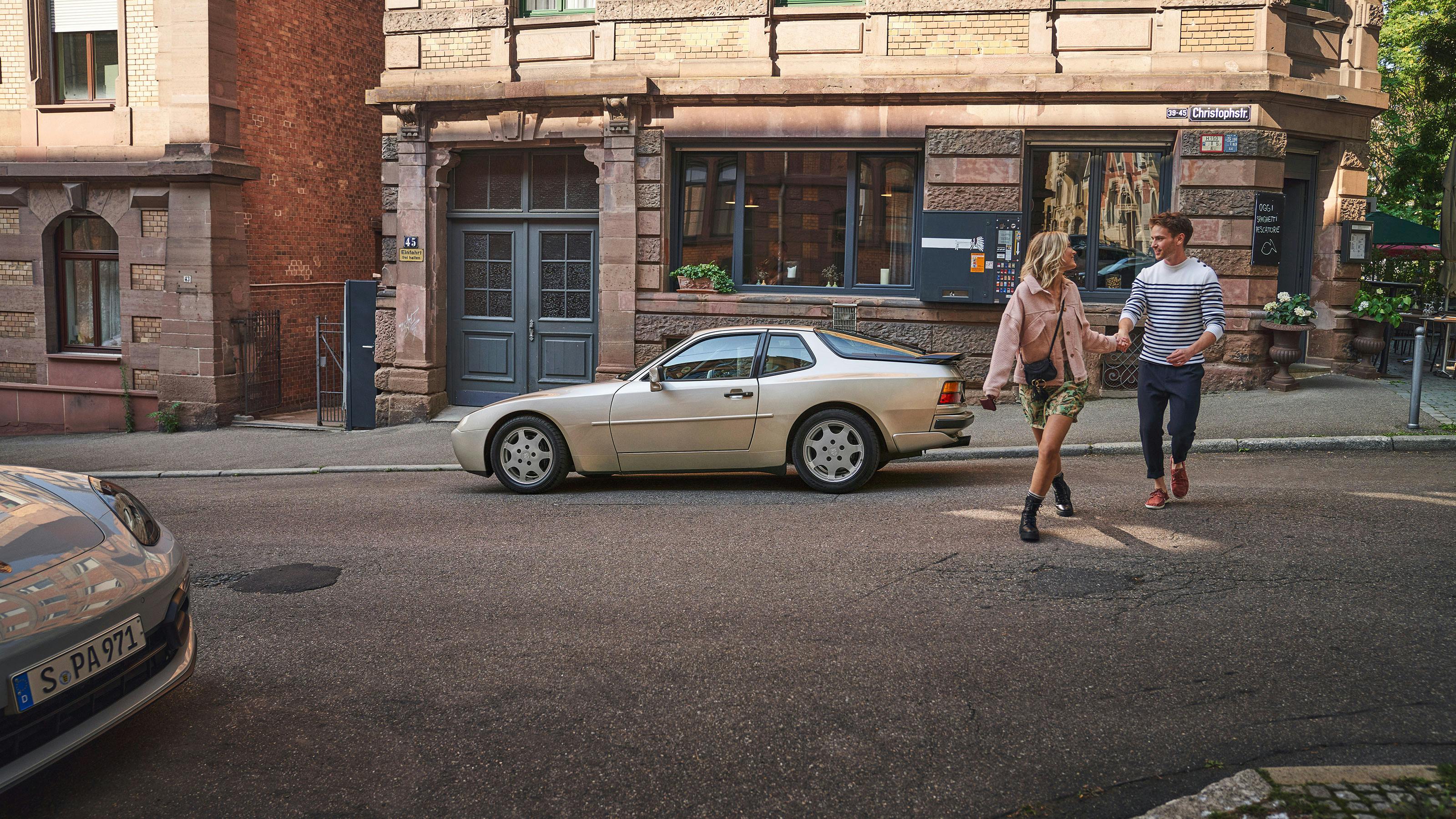 Porsche 944, Opal, street scene with couple.