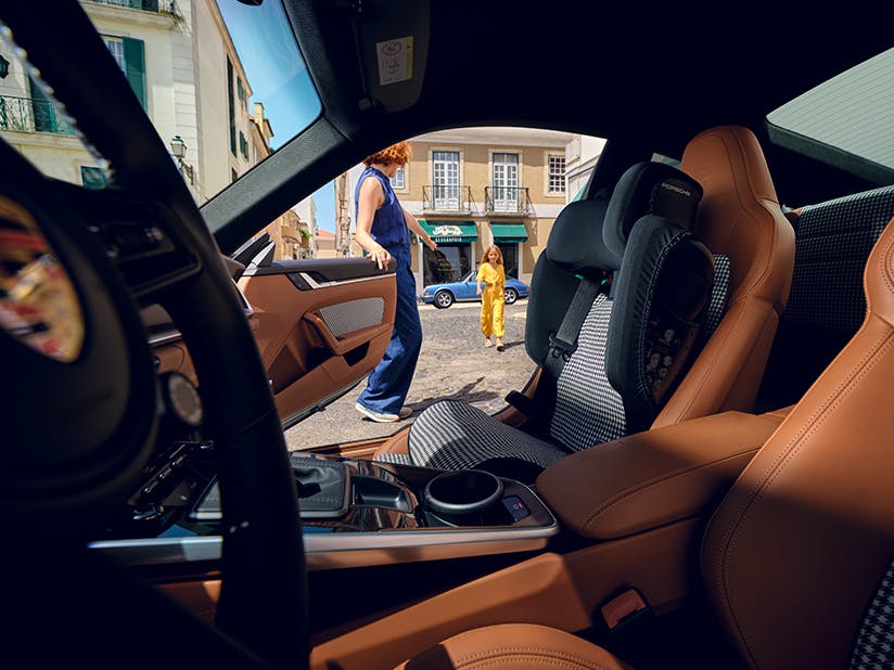 Interior of the Porsche 911 Sport Classic and Junior Seat i-Size with Pepita samples.