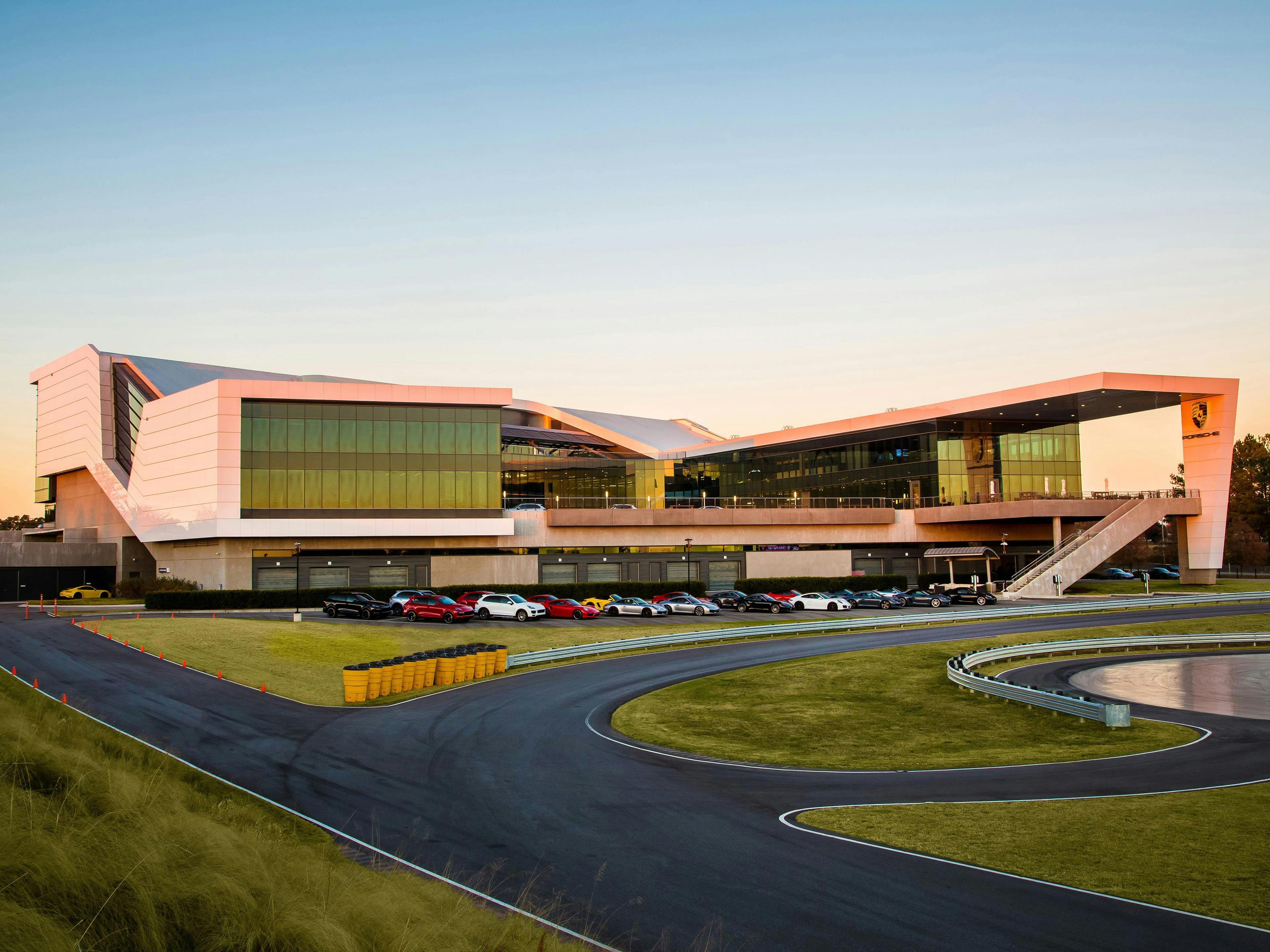 El edificio principal del Porsche Experience Center Atlanta y frente a él parte de los distintos recorridos de conducción y prácticas.
