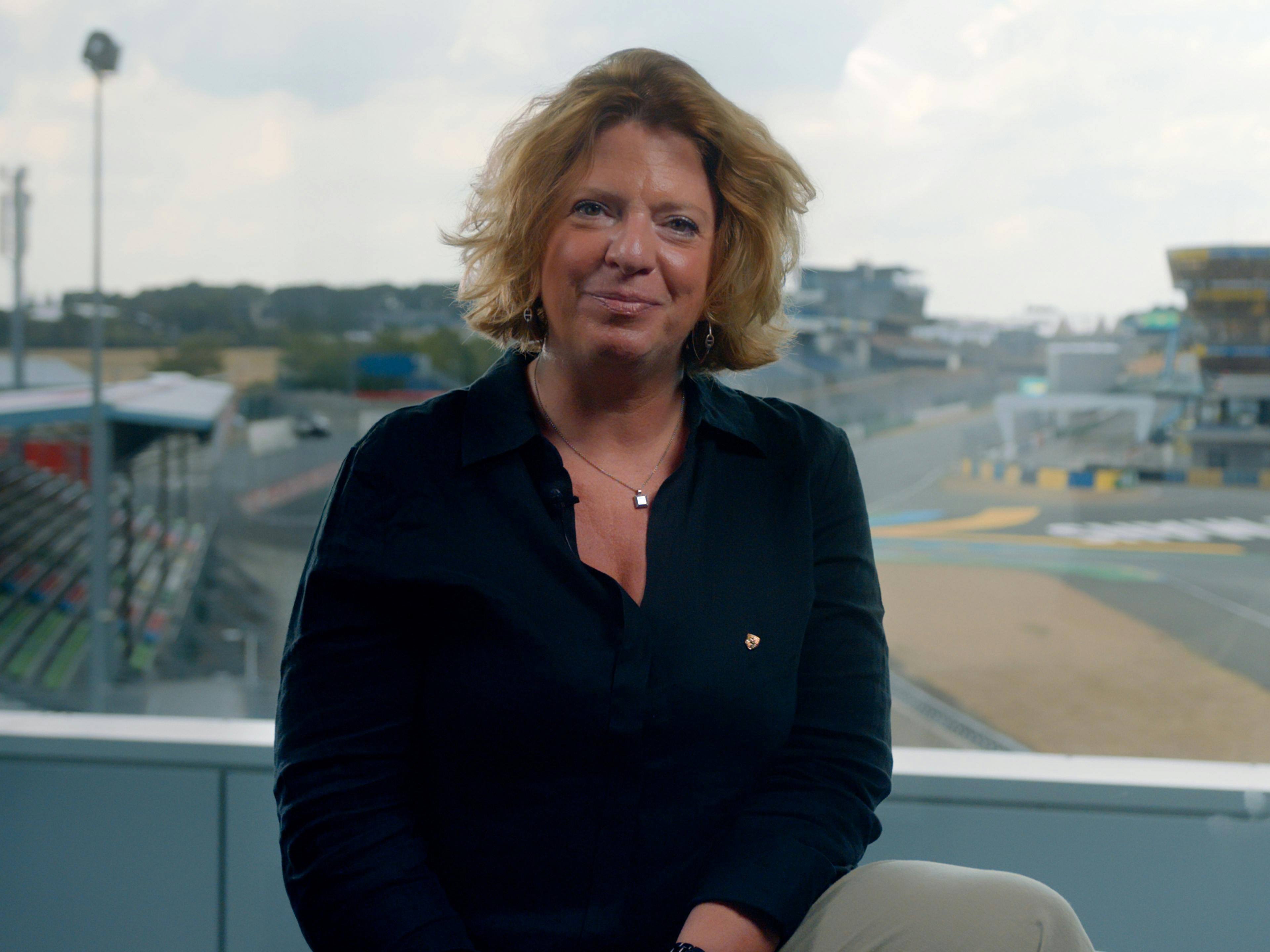 Anne, collaboratrice de Porsche France, regarde la caméra lors d'une interview.