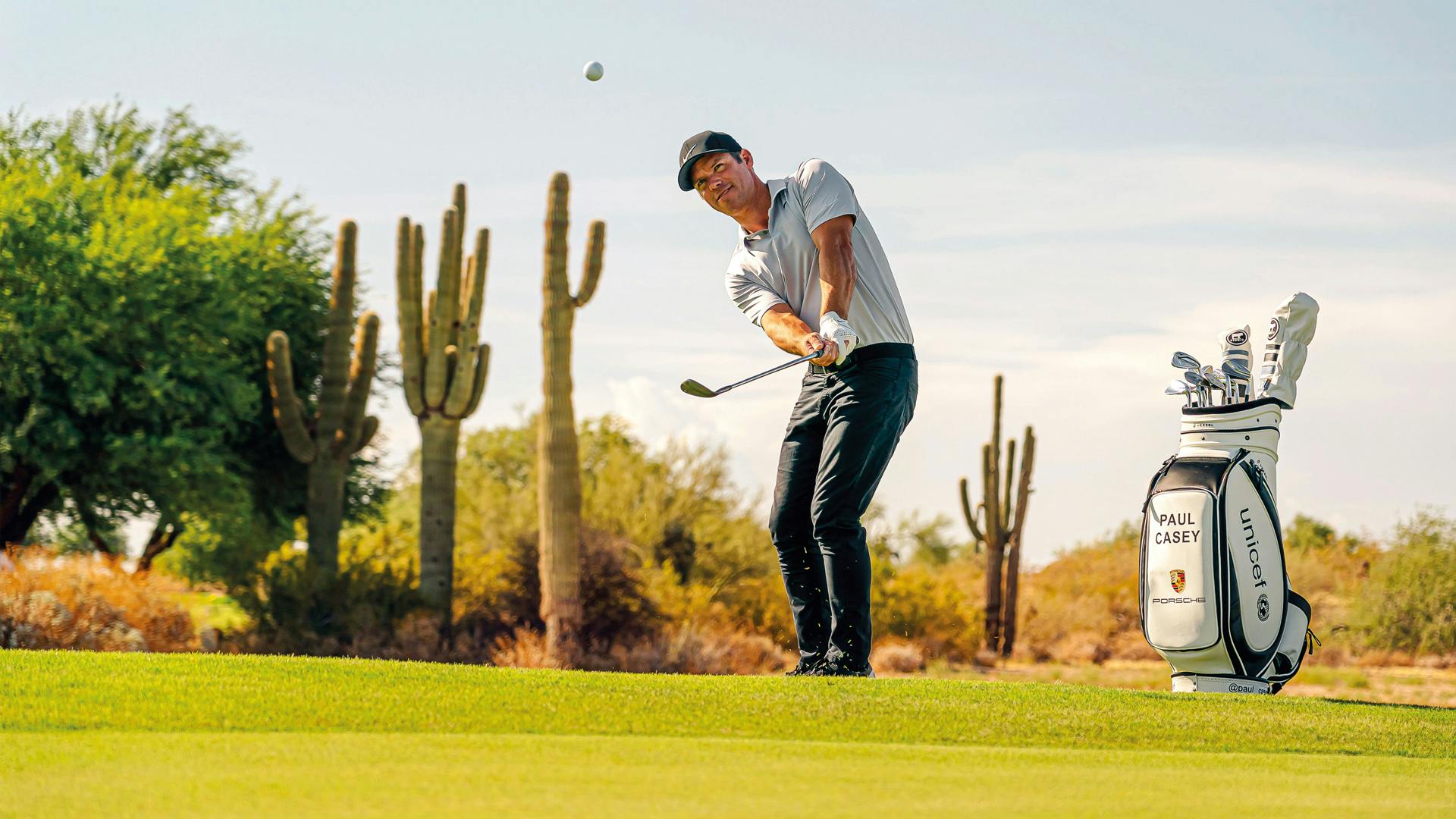 Paul Casey während eines Abschlags mir seinem Golfbag an seiner Seite