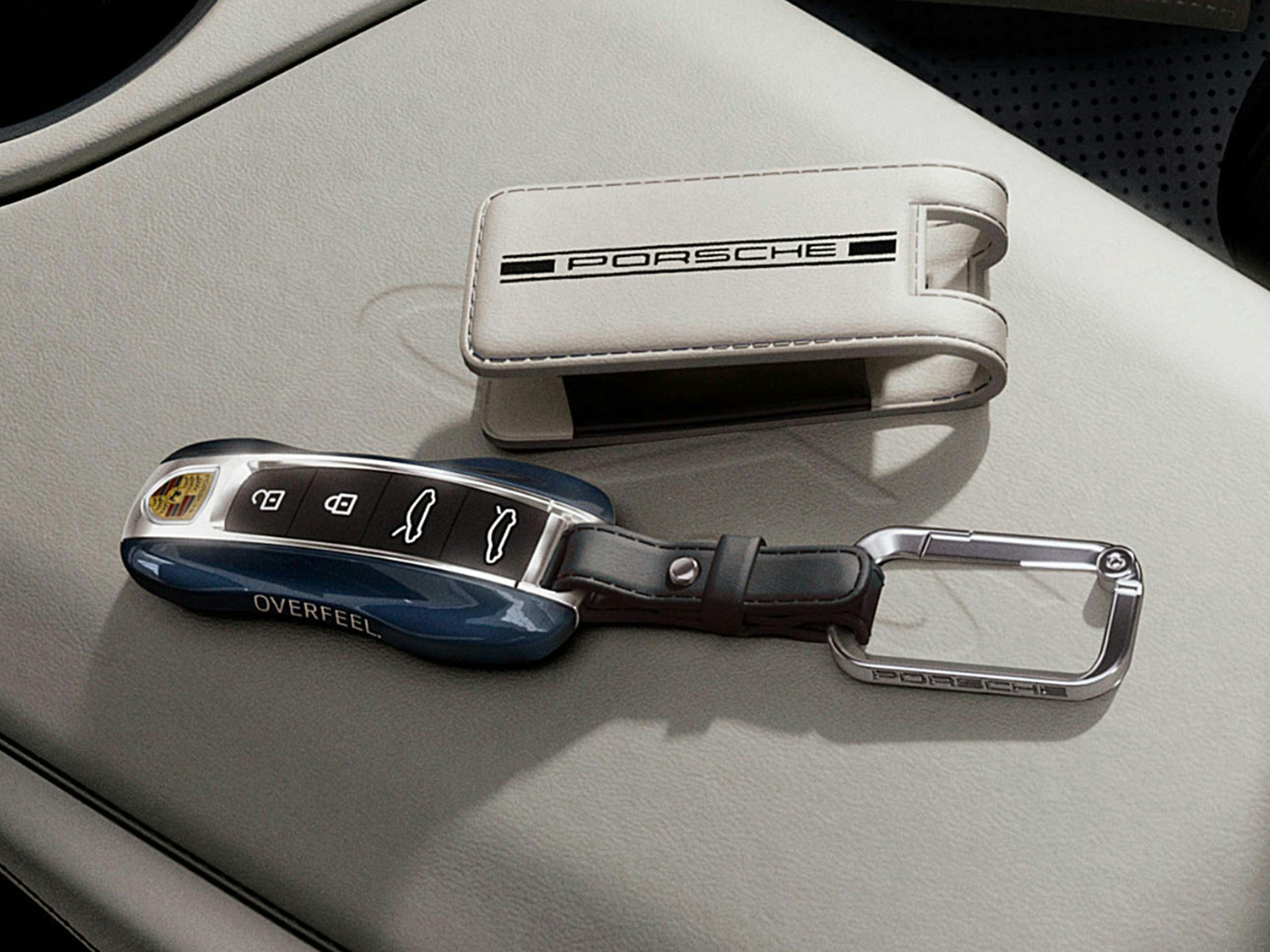 Llave de vehículo pintada y personalizada con estuche para el Porsche Taycan GTS.