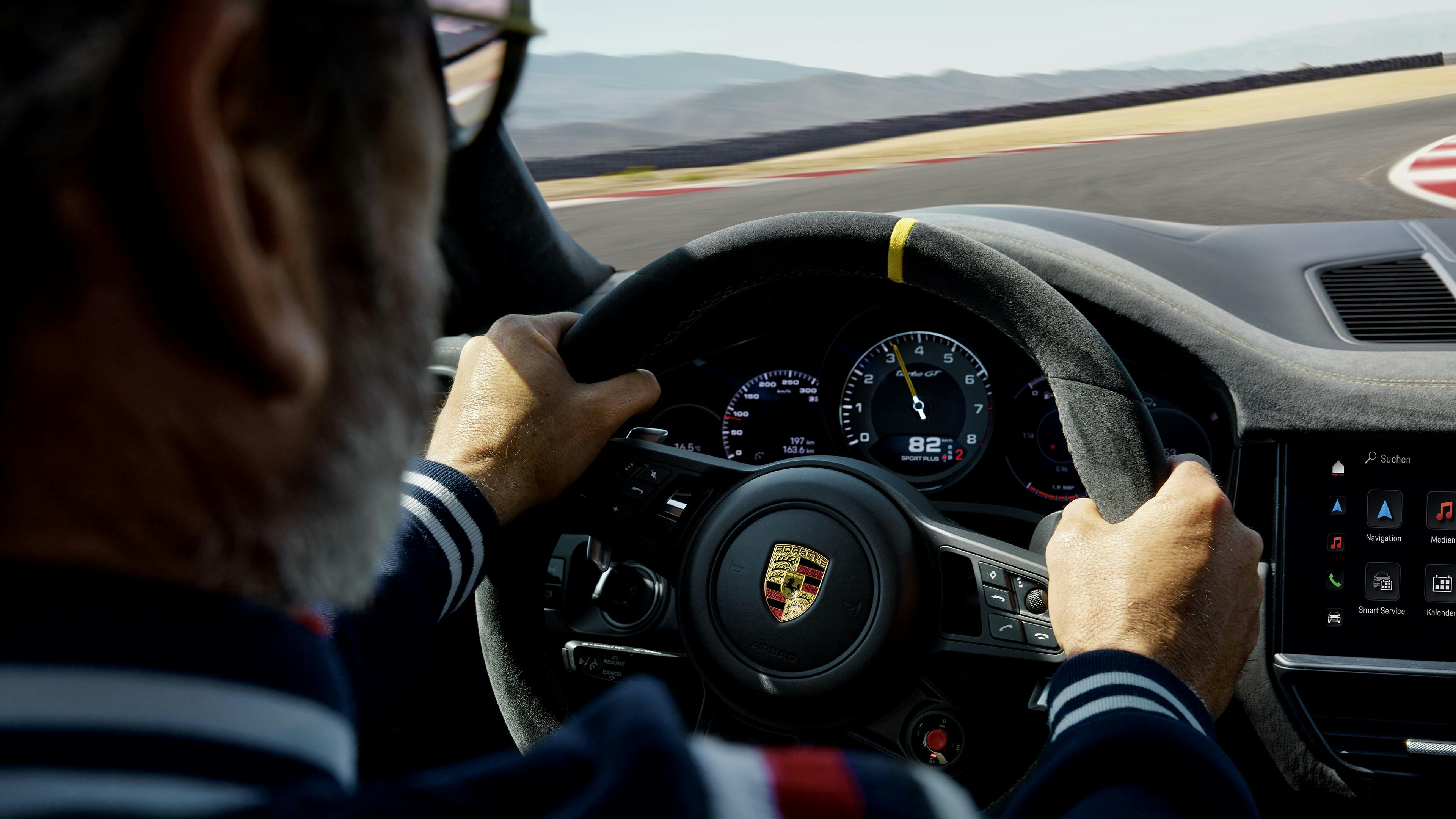 Porsche rijder op het circuit in een Cayenne Turbo GT.