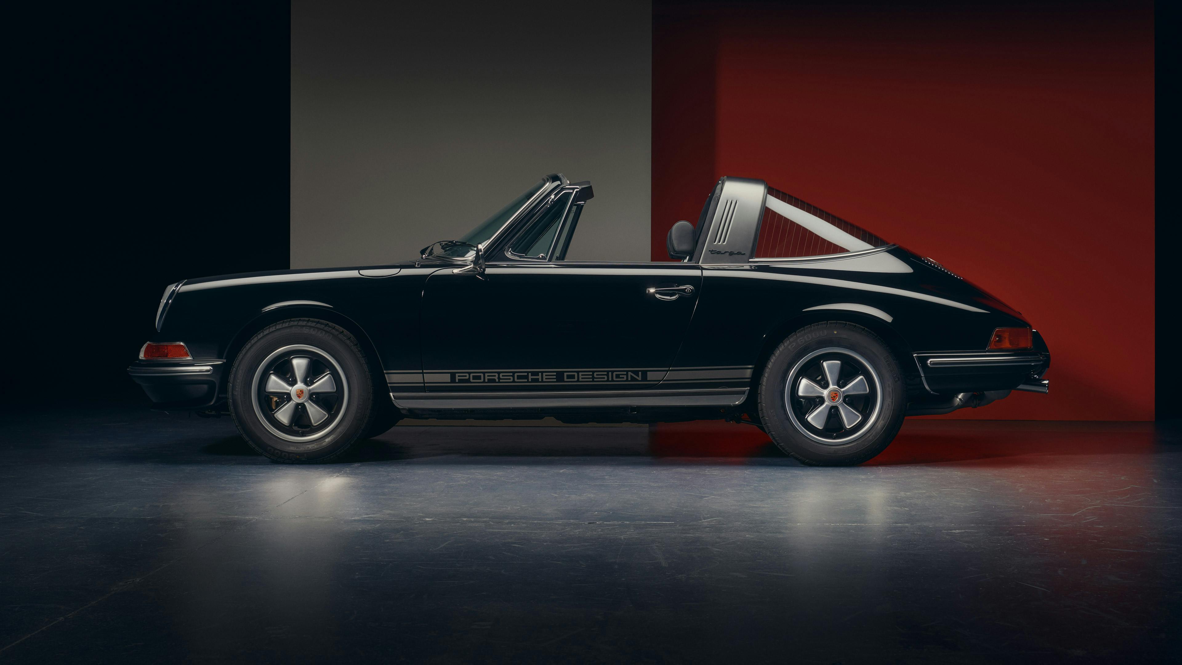 Side view: Black Porsche 911 T 2.4 Targa