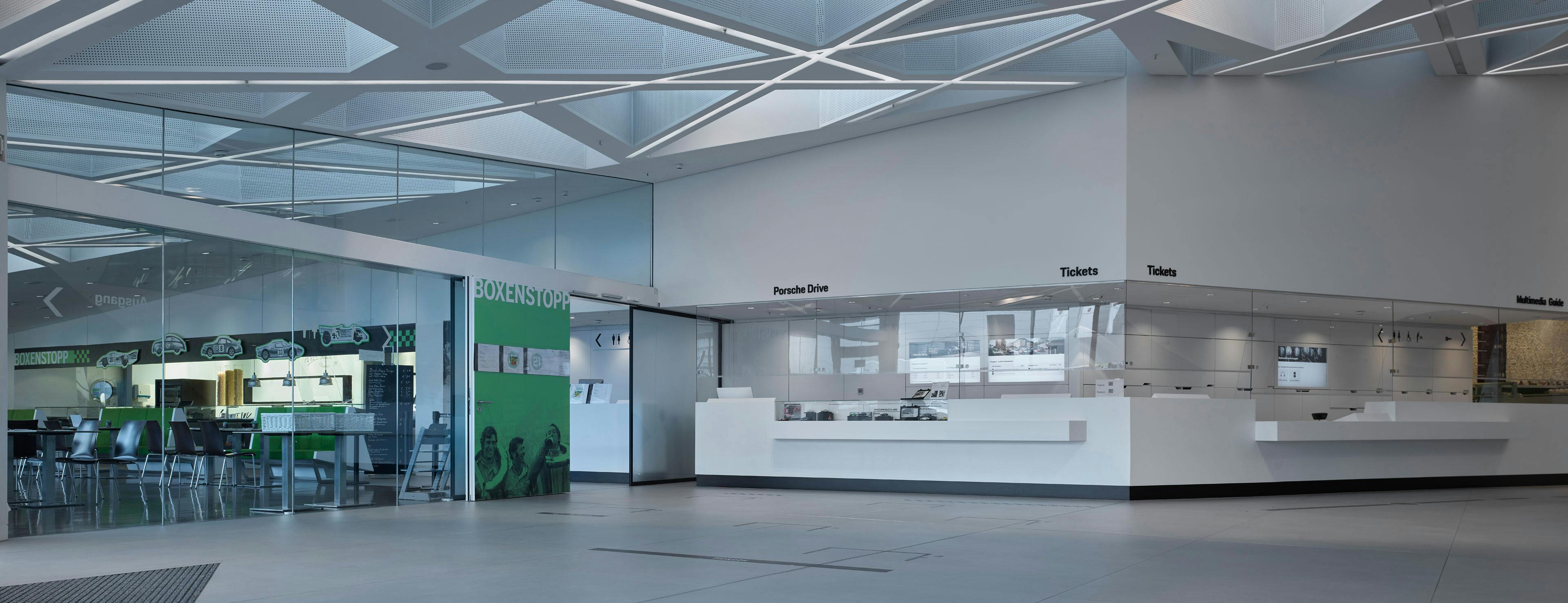 Innenansicht der Porsche Museums mit dem Foyer im Fokus