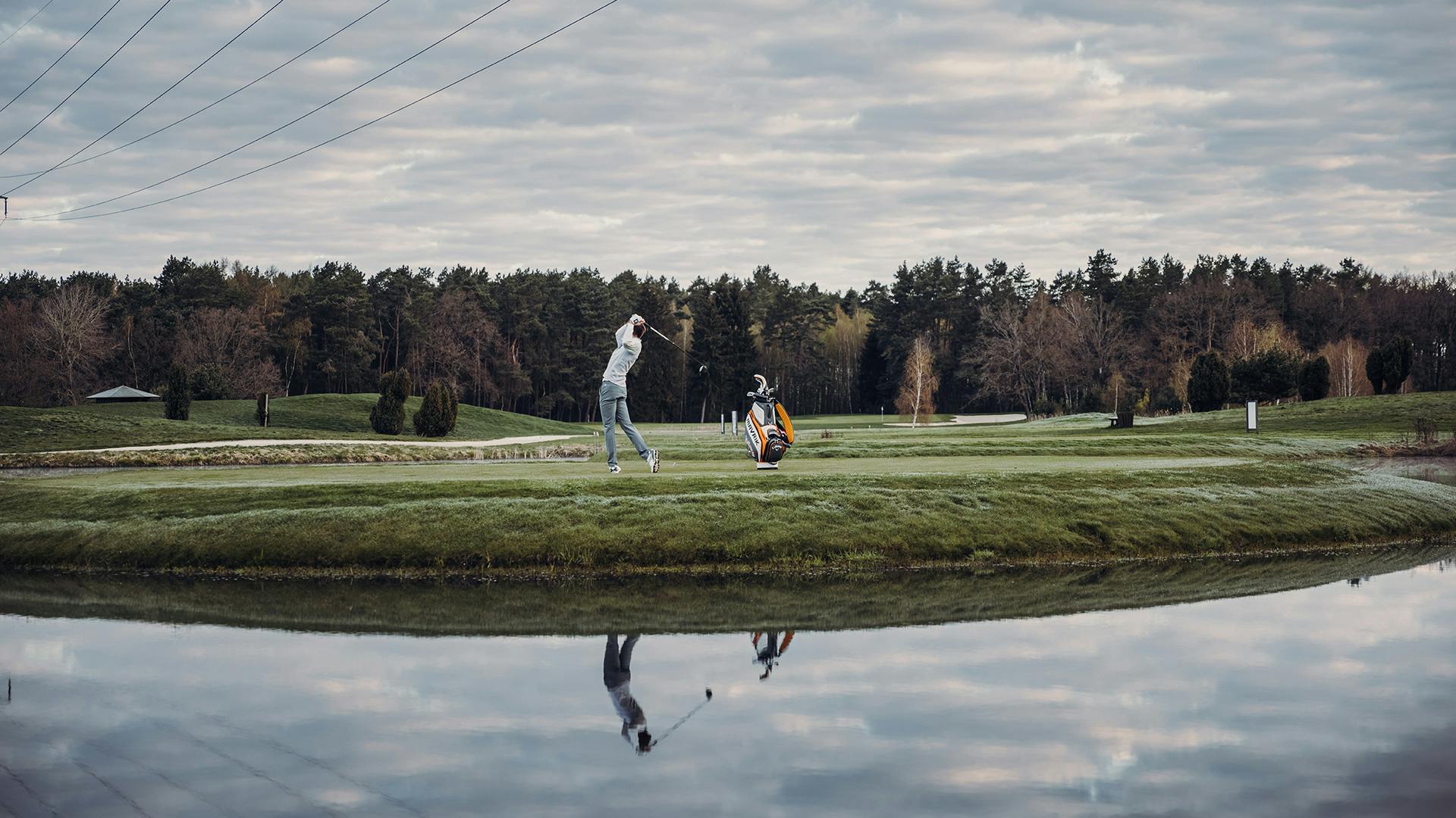 Ein Golfer beim Abschlag