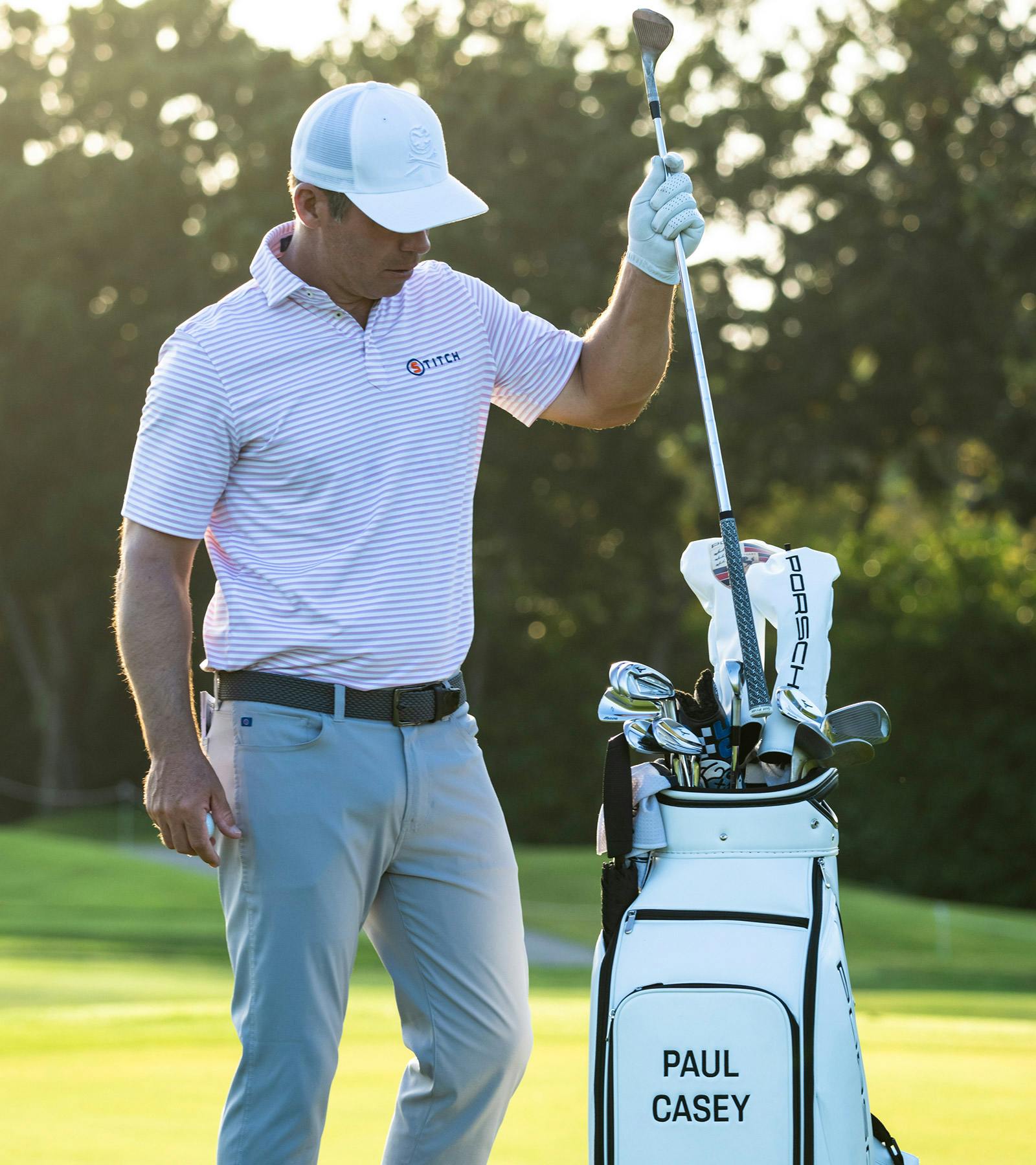 Paul Casey holt einen Schläger aus seinem Golfbag