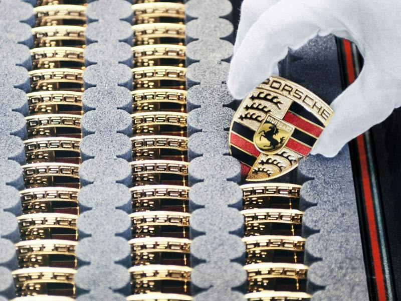 Système de lancement d’alerte interne à l’entreprise : un écusson Porsche est placé dans une boîte.