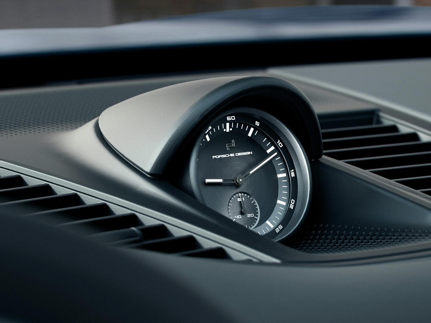 Detailed view of the Porsche Design clock in the Porsche Exclusive Manufaktur Panamera Turbo S E-Hybrid.