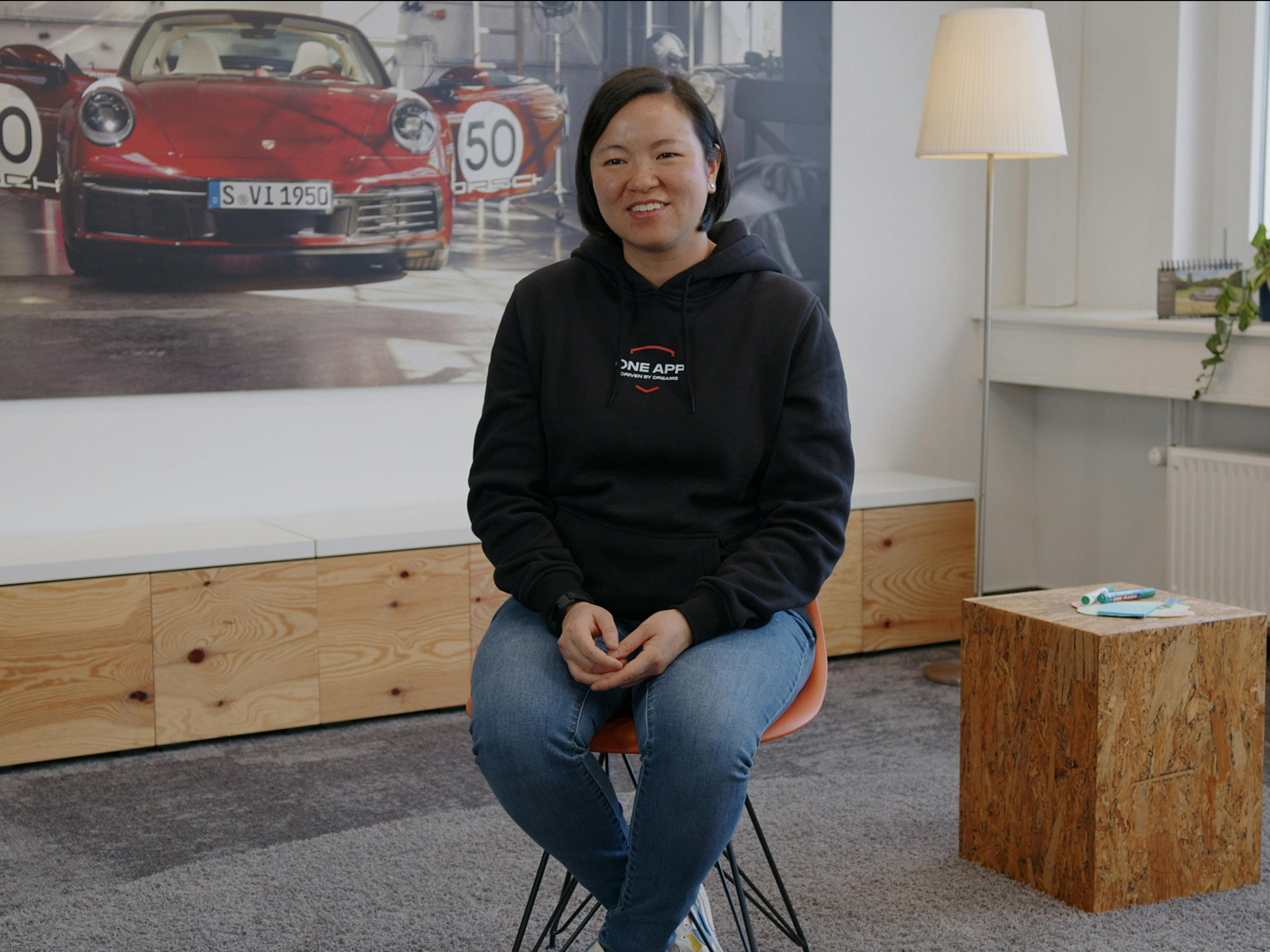 Die Softwareentwicklerin Nha Phoung sitzt in einem Büro und spricht über ihren Job.