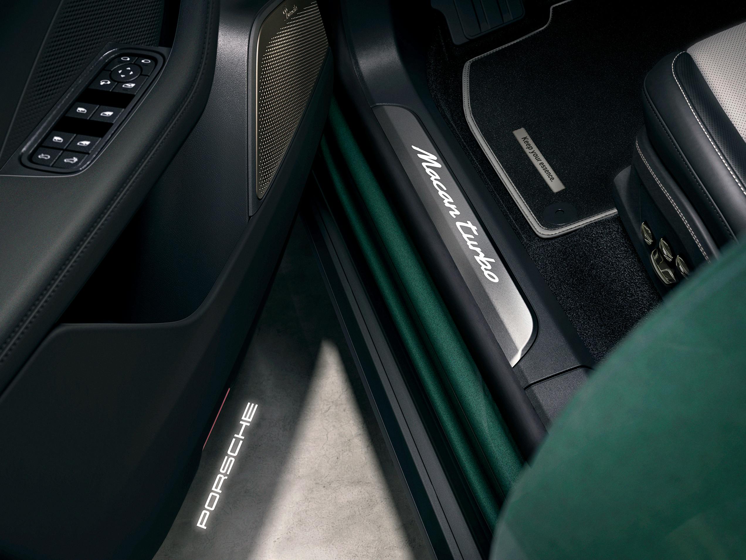 Vue détaillée de la baguette de seuil de porte du Macan Turbo Porsche Exclusive Manufaktur.