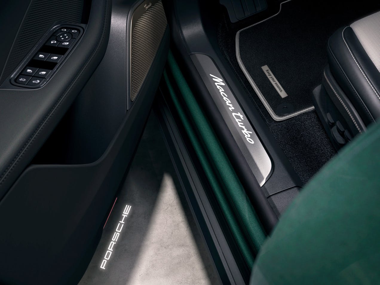 Detailed view of the door sill guard of the Porsche Exclusive Manufaktur Macan Turbo.