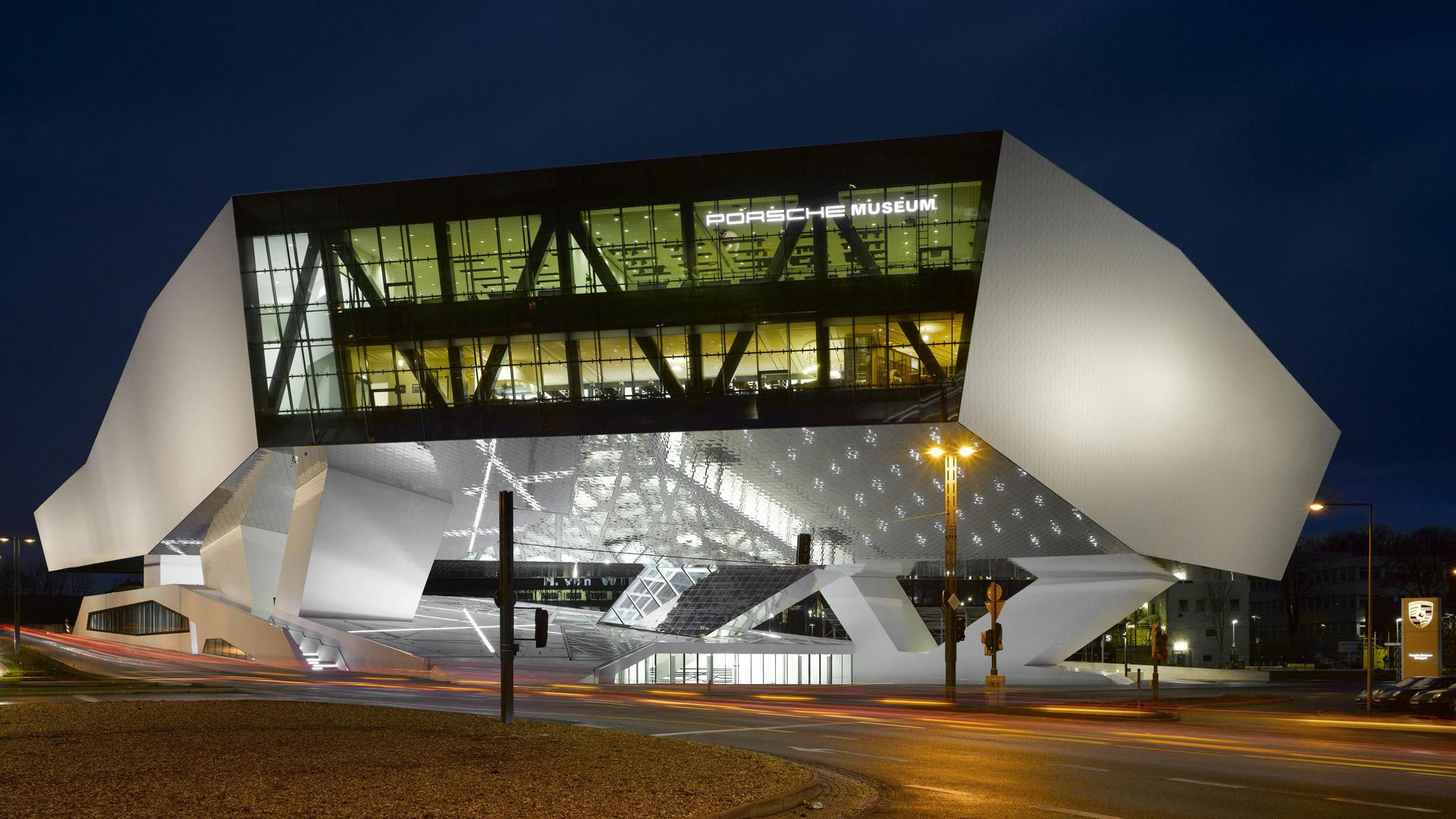 Aussenansicht des beleuchteten Porsche Museums bei Nacht