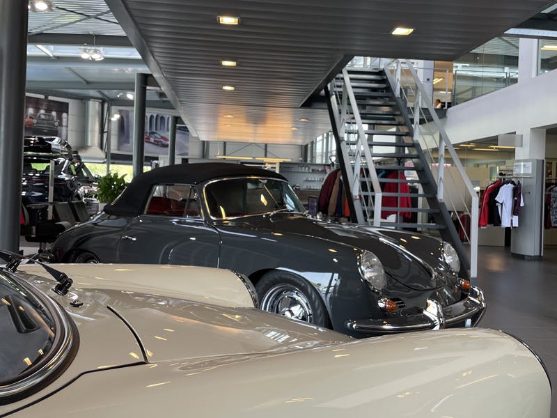 Een oldtimer Porsche in het Porsche Centre