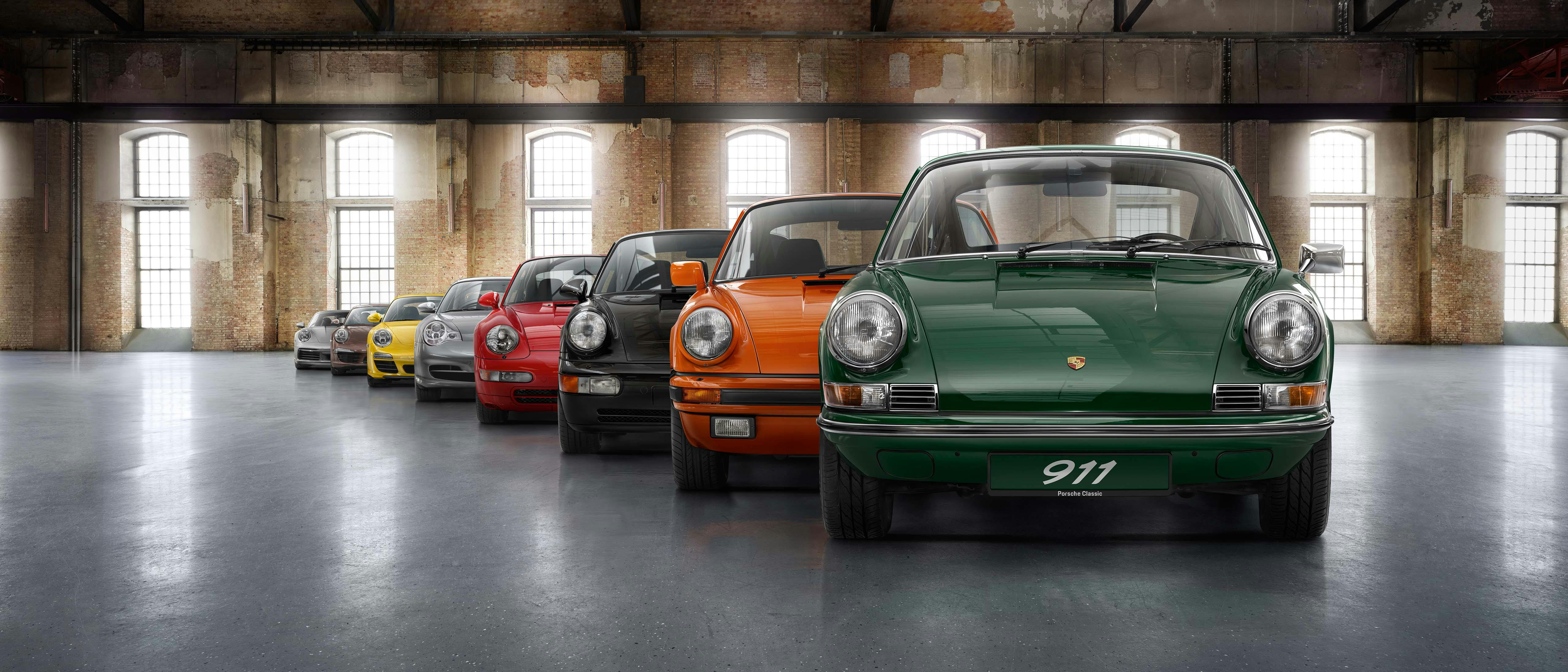 Porsche Classic modellen op een rijtje in een garage.