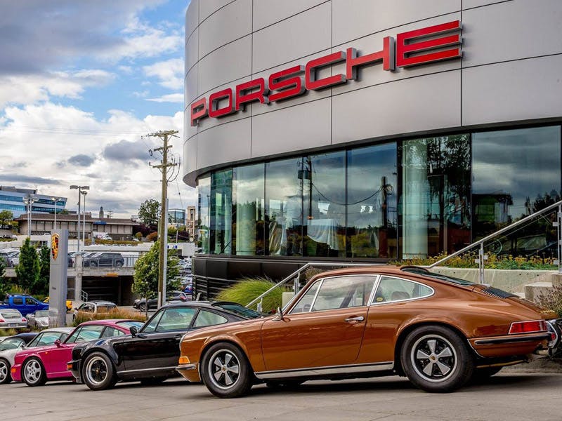 Quatre Porsche classiques devant le Centre Porsche de Victoria