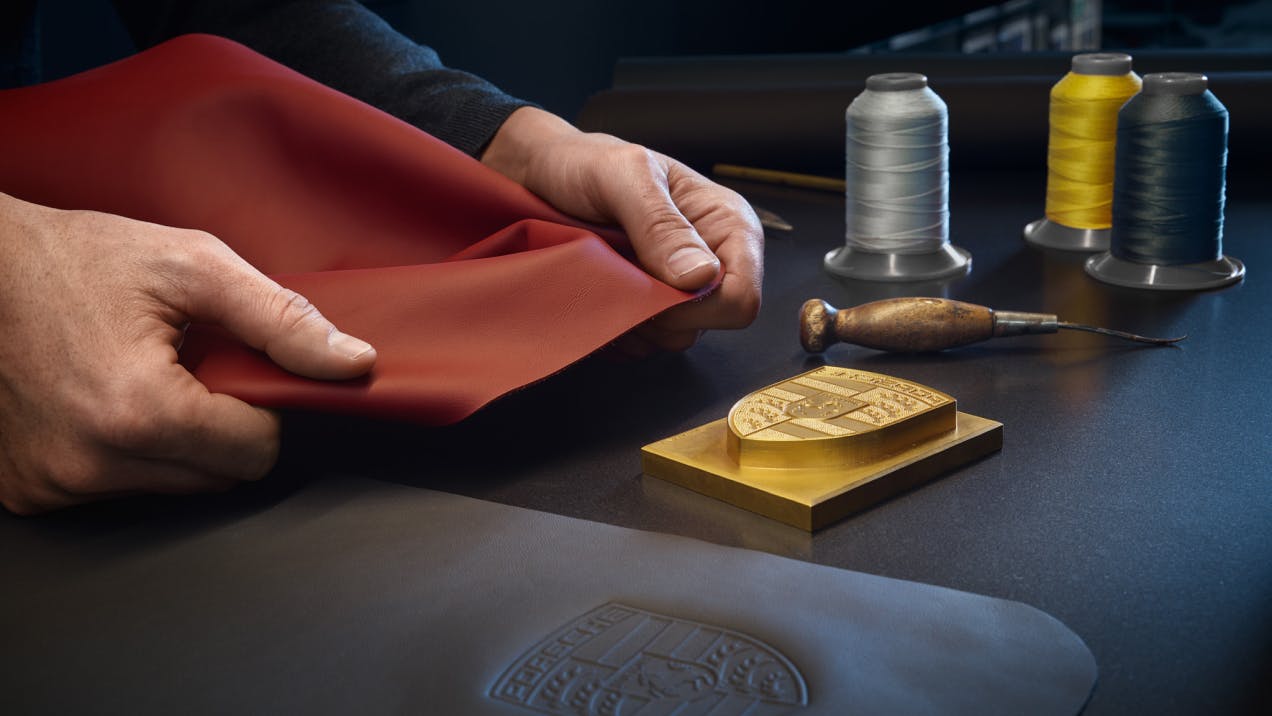 Lederverwerking in de Porsche Exclusive Manufaktur.