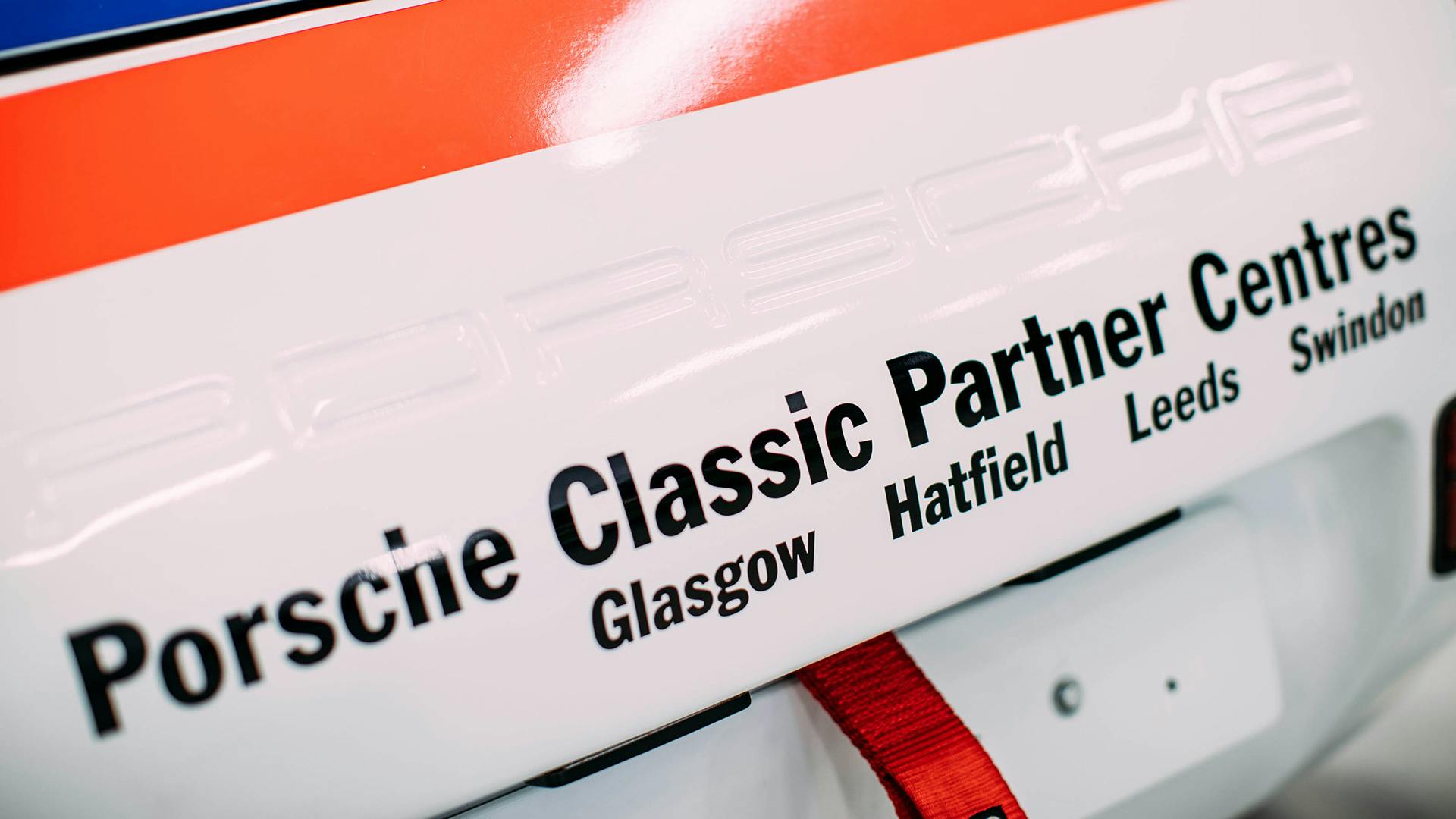 The lettering on the rear of the Porsche 928 says: "Porsche Classic Partner Centres".