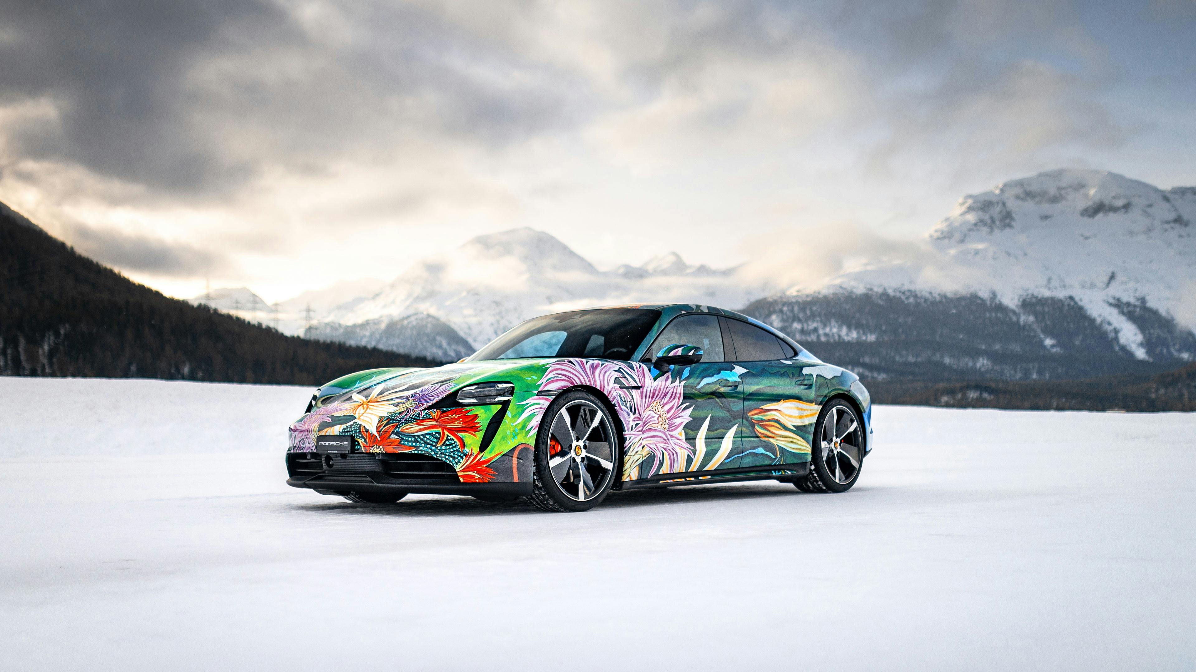 Ein buntes Porsche Fahrzeug in einer winterlichen Umgebung.