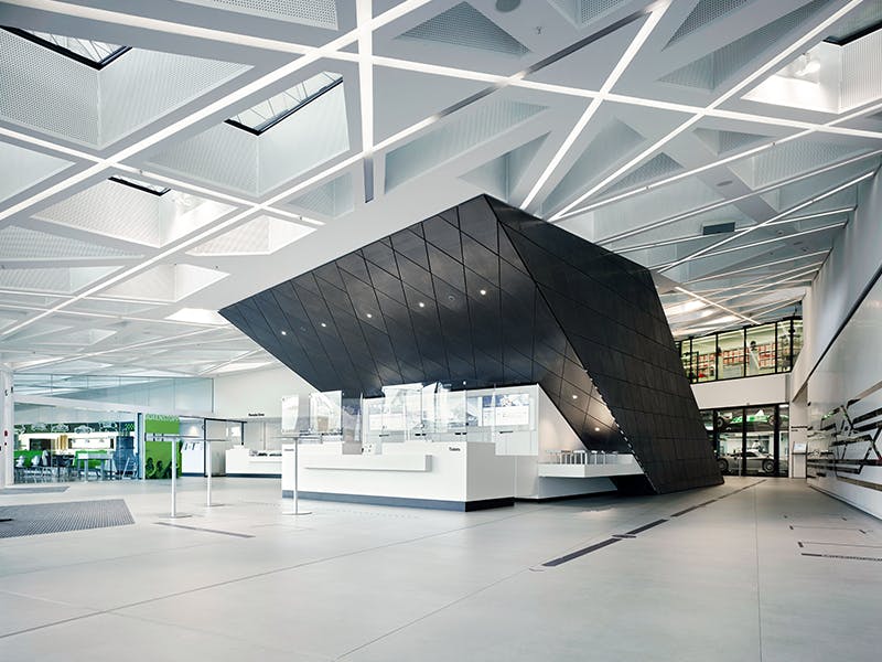 Innenansicht der Porsche Museums mit dem Foyer im Fokus