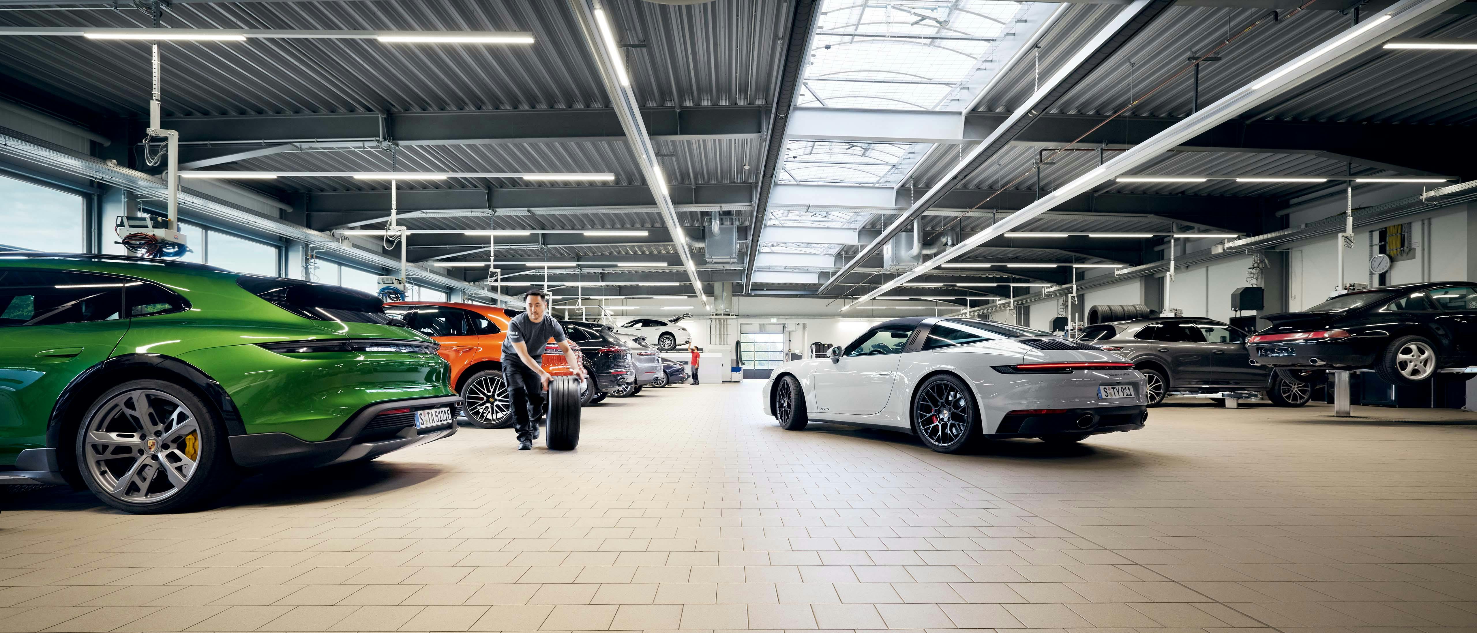 Verschillende Porsche modellen in een werkplaats staan klaar voor de zomerinspectie