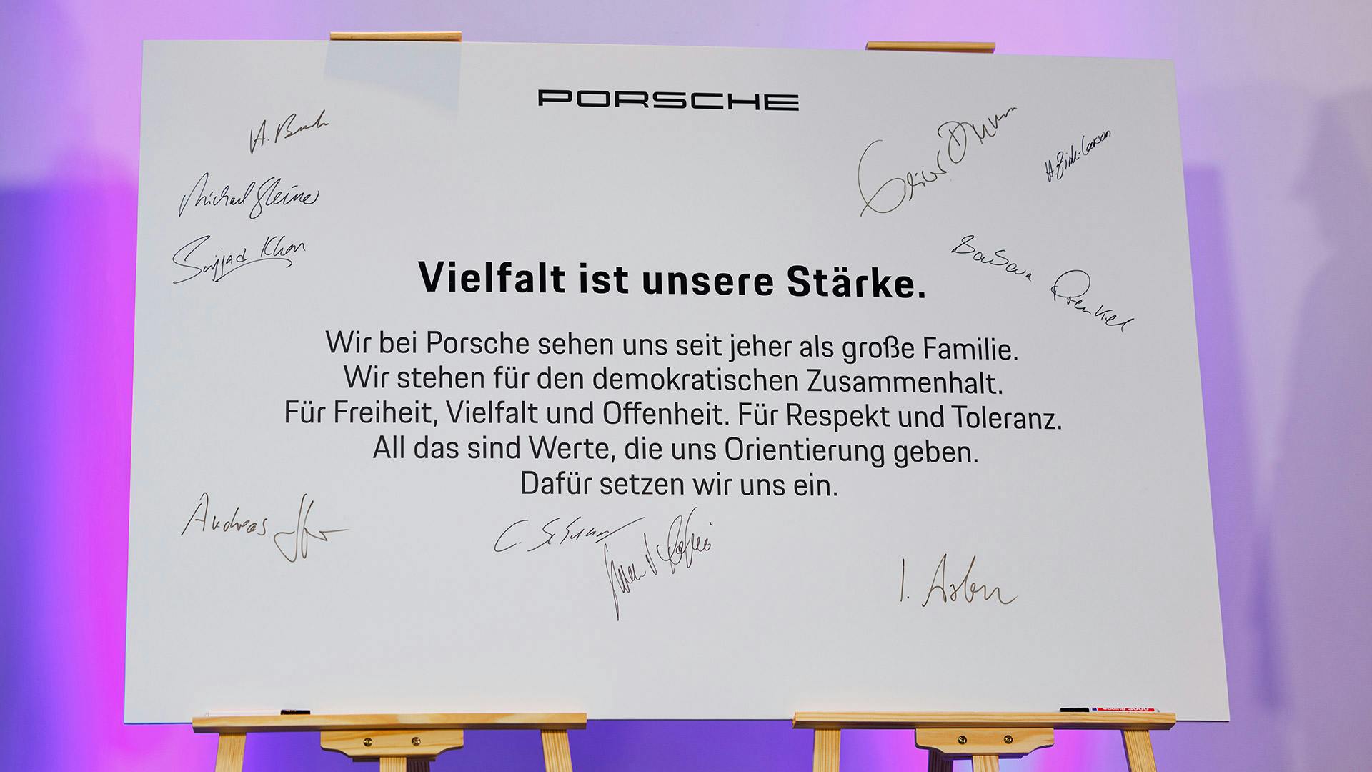 Das Bekenntnis zur Vielfalt: Eine Tafel auf der Vertreter des Vorstands und der Arbeitnehmervertretung unterschrieben haben.
