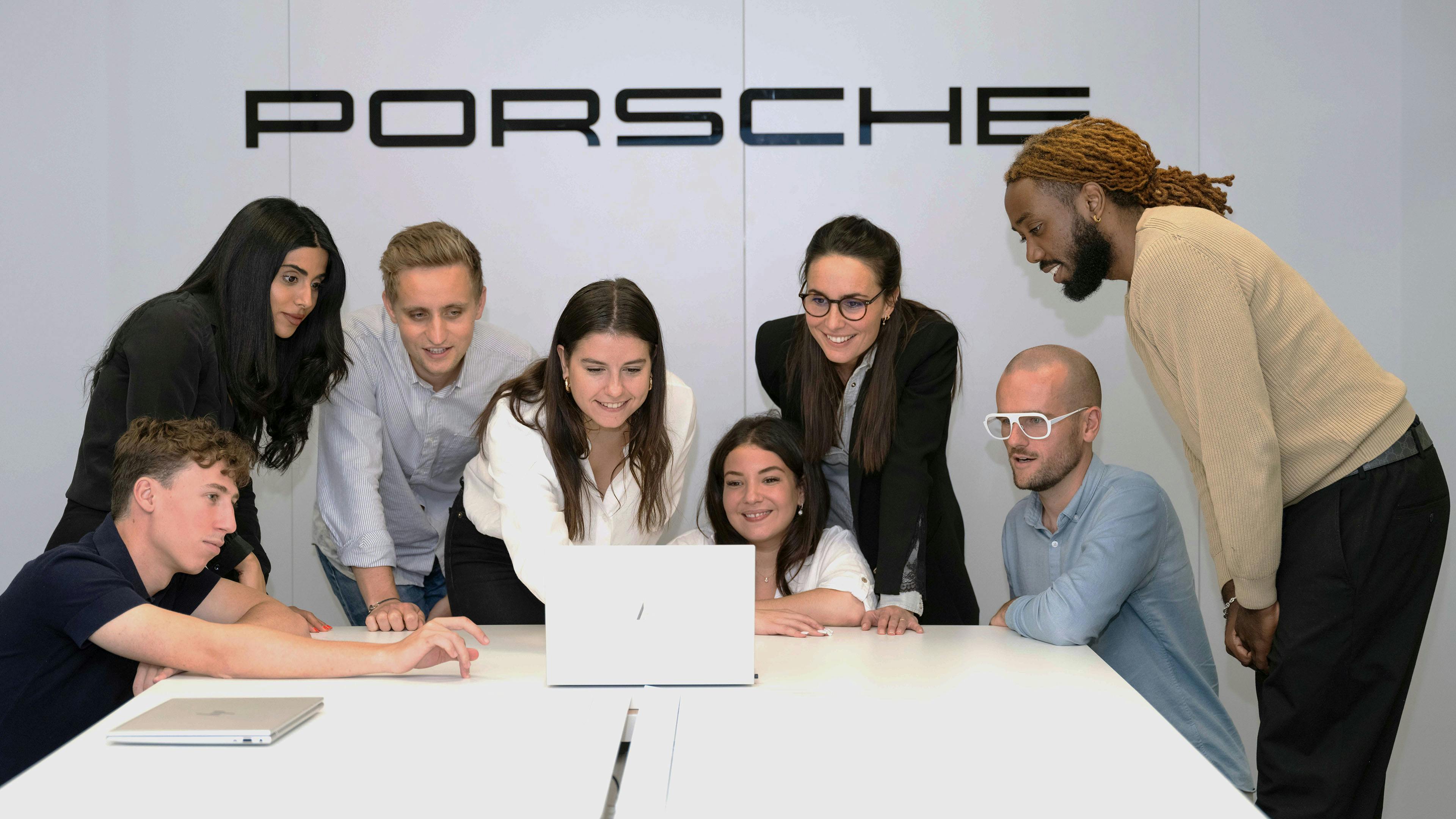 8 people watching a computer.