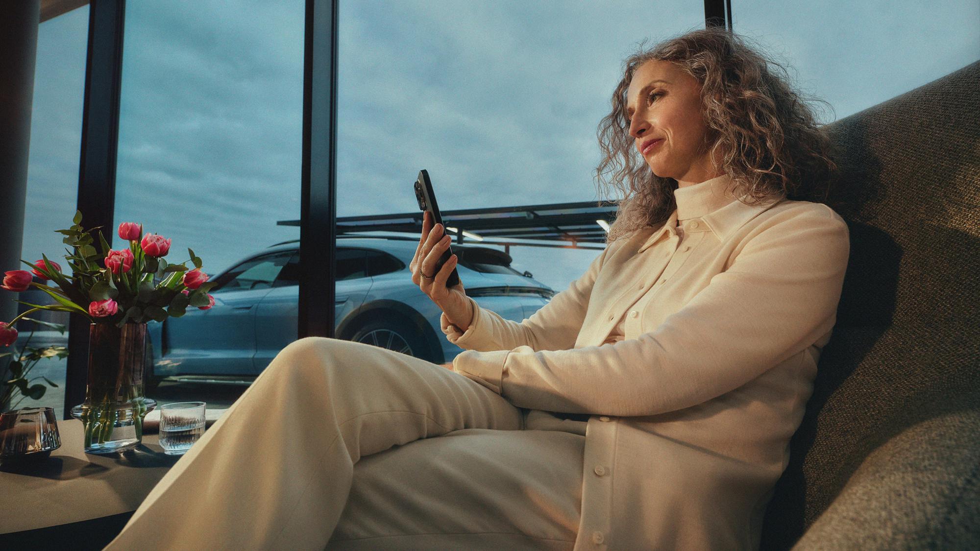 Une femme regarde le graphique d’information sur son téléphone portable.