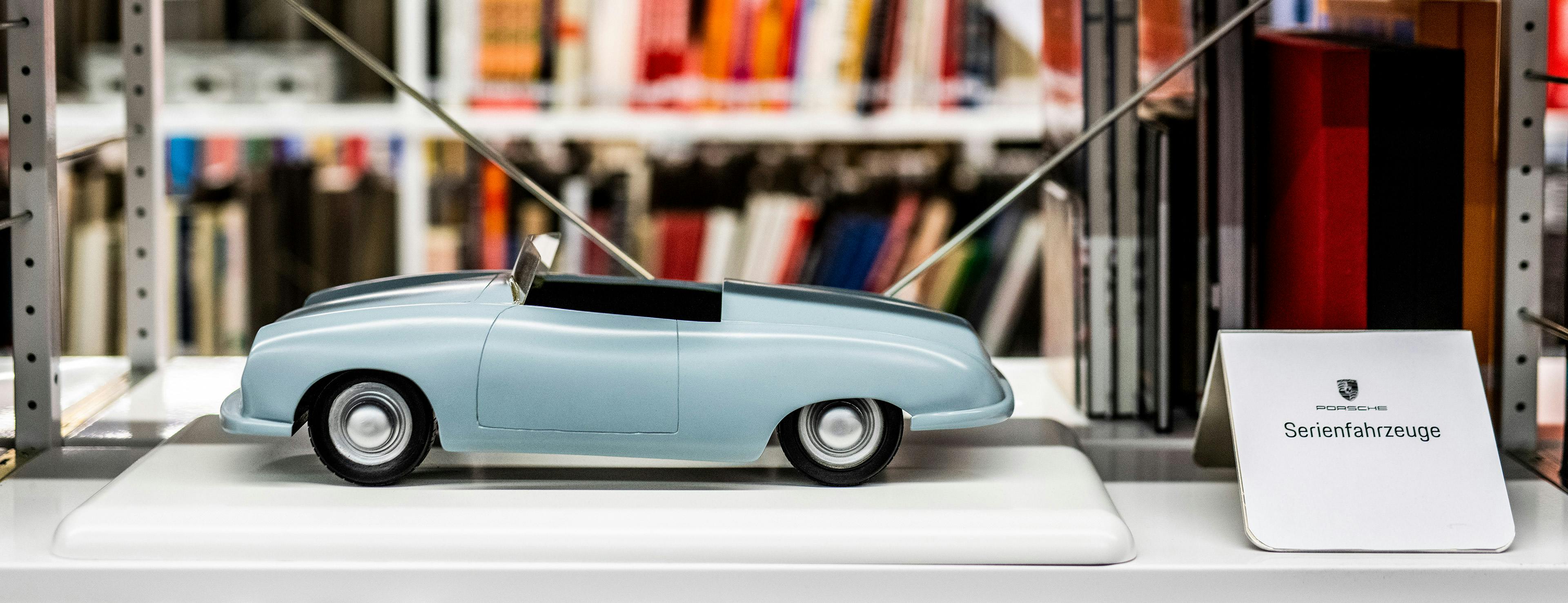 Miniatur Modelle von Porschefahrzeugen auf weißen Schränken im Archiv des Porsche Museums