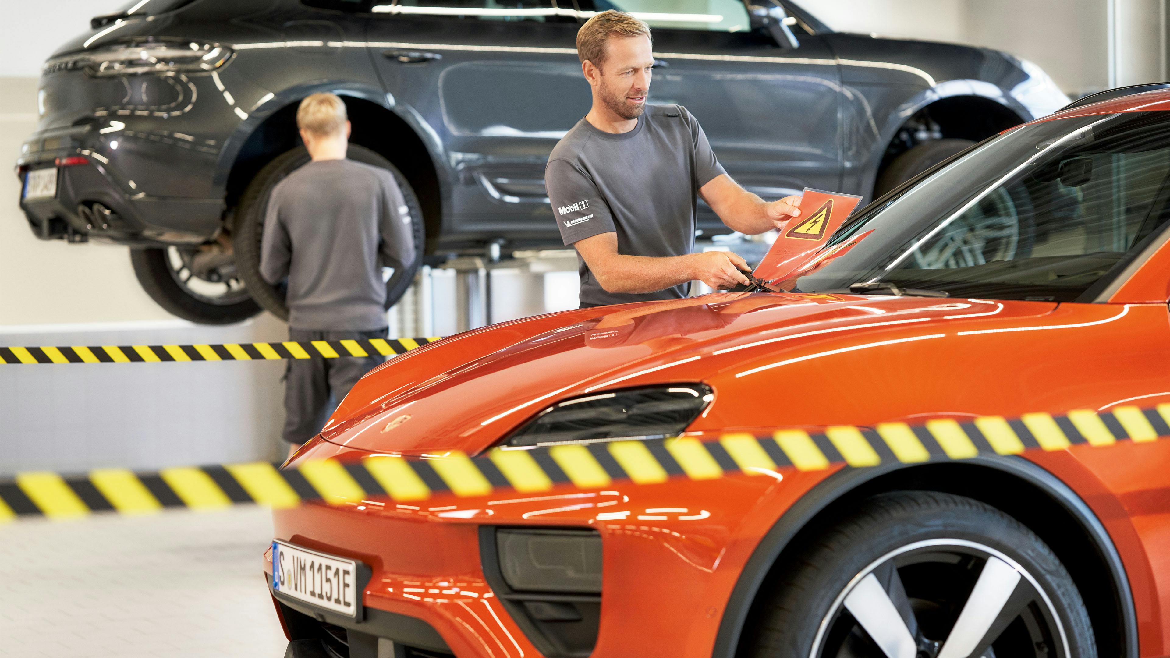 Macan en Macan 4. Praktisch en betrouwbaar, maar nooit alledaags. Met vijf deuren en vijf zitplaatsen voor alles wat u nodig hebt, of u nu boodschappen doet of op avontuur gaat.