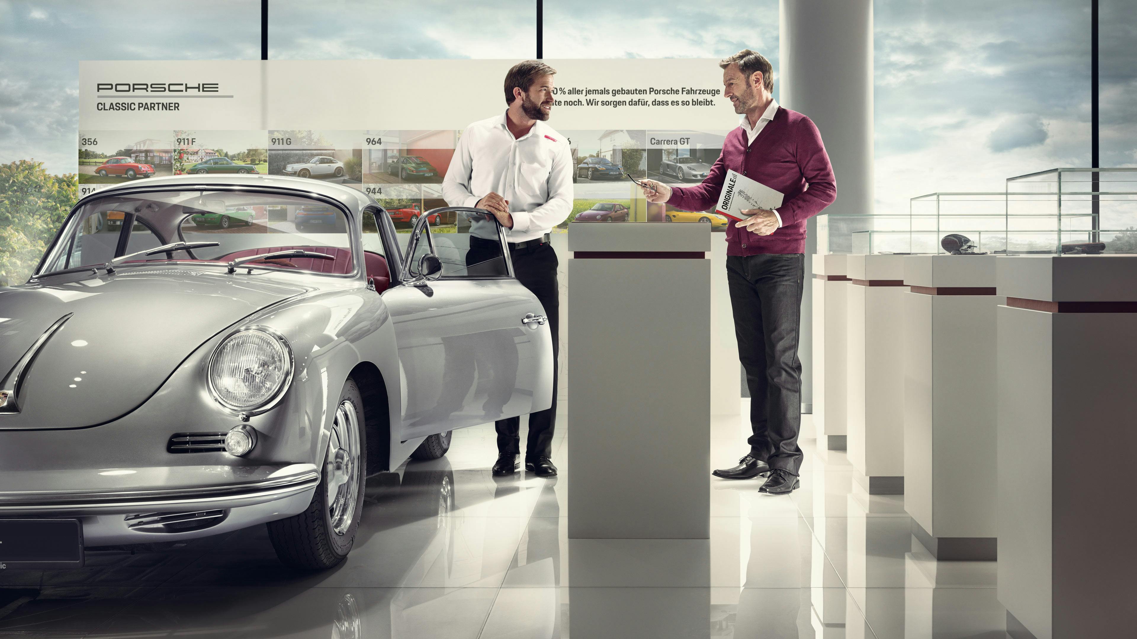 Ein graumetallic Porsche Carrera Classic Modell und Serviceberater.