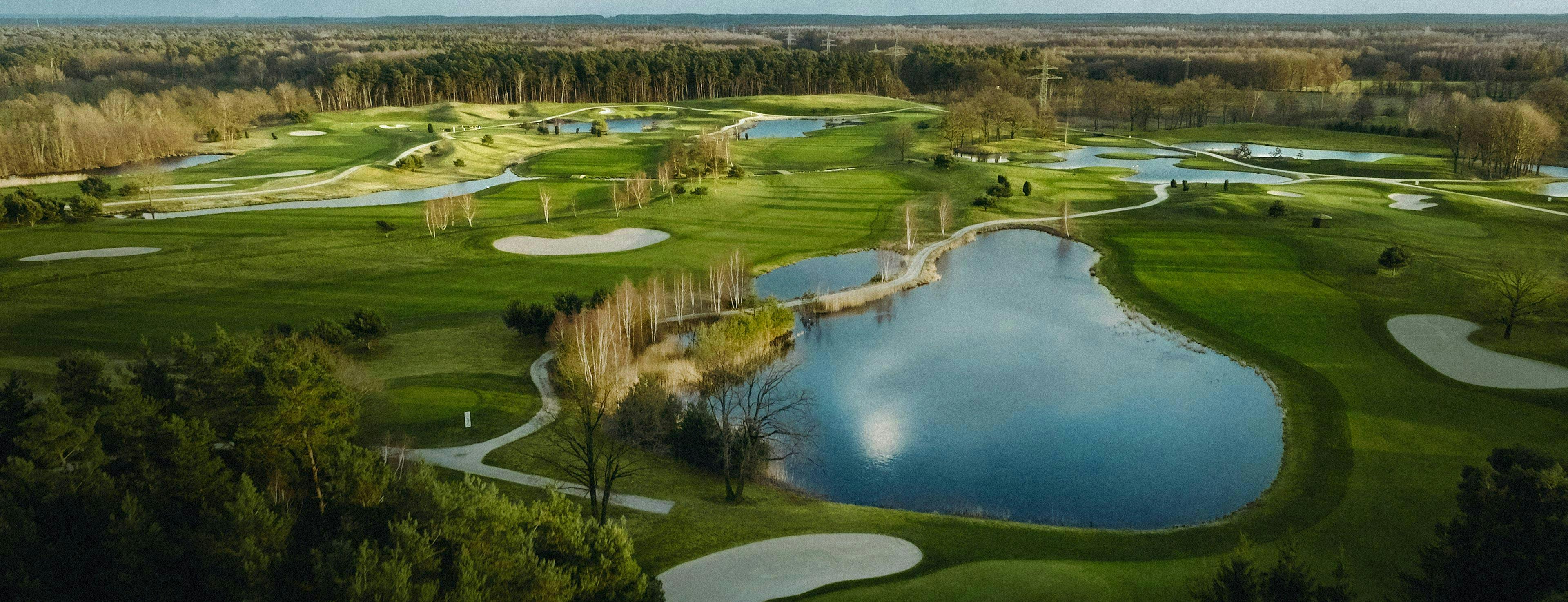 Der Golfplatz Porsche Nord Course von oben betrachtet.