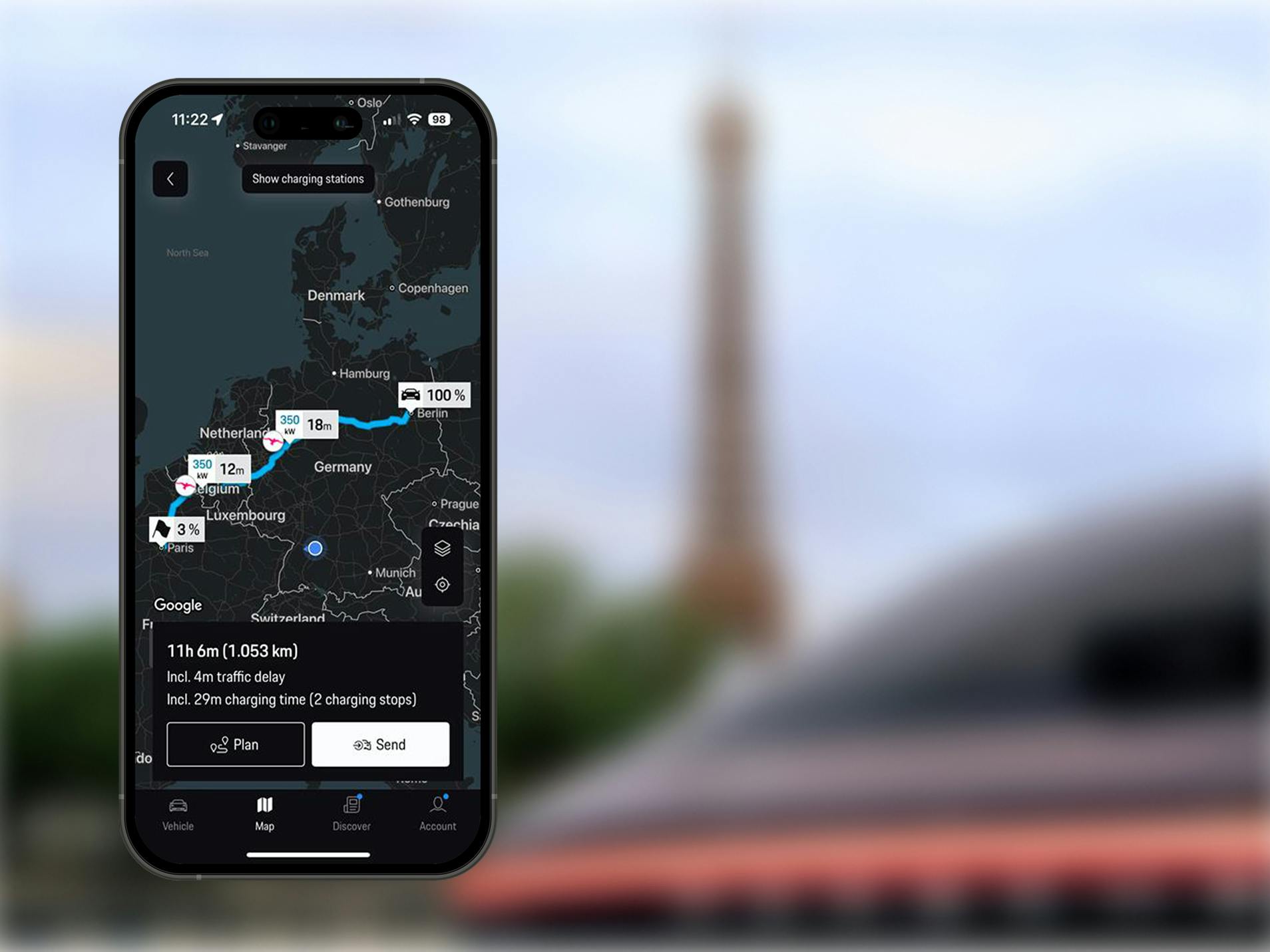 Vista da traseira de um Porsche Macan em frente à Torre Eiffel em Paris.