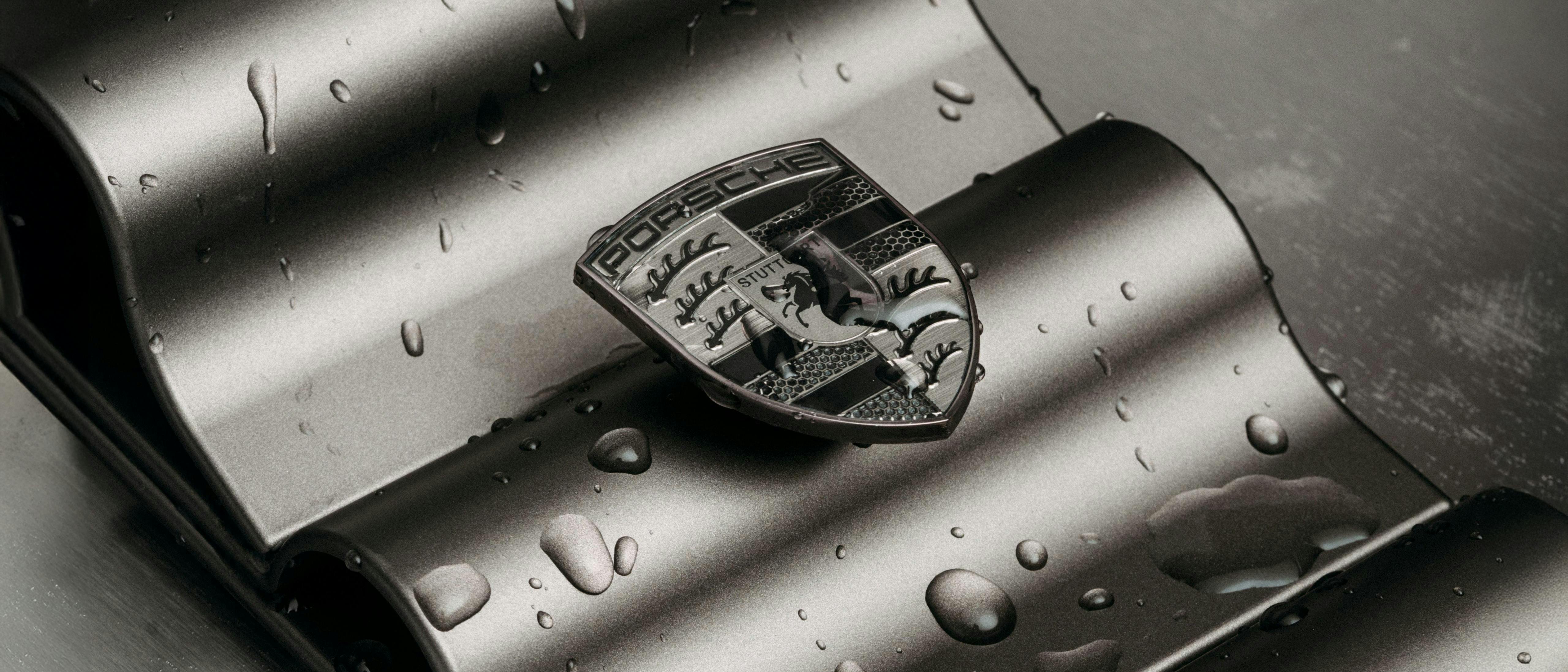 Porsche logo in Turbonite colour, which refers to the partnership between Porsche and Pantone.