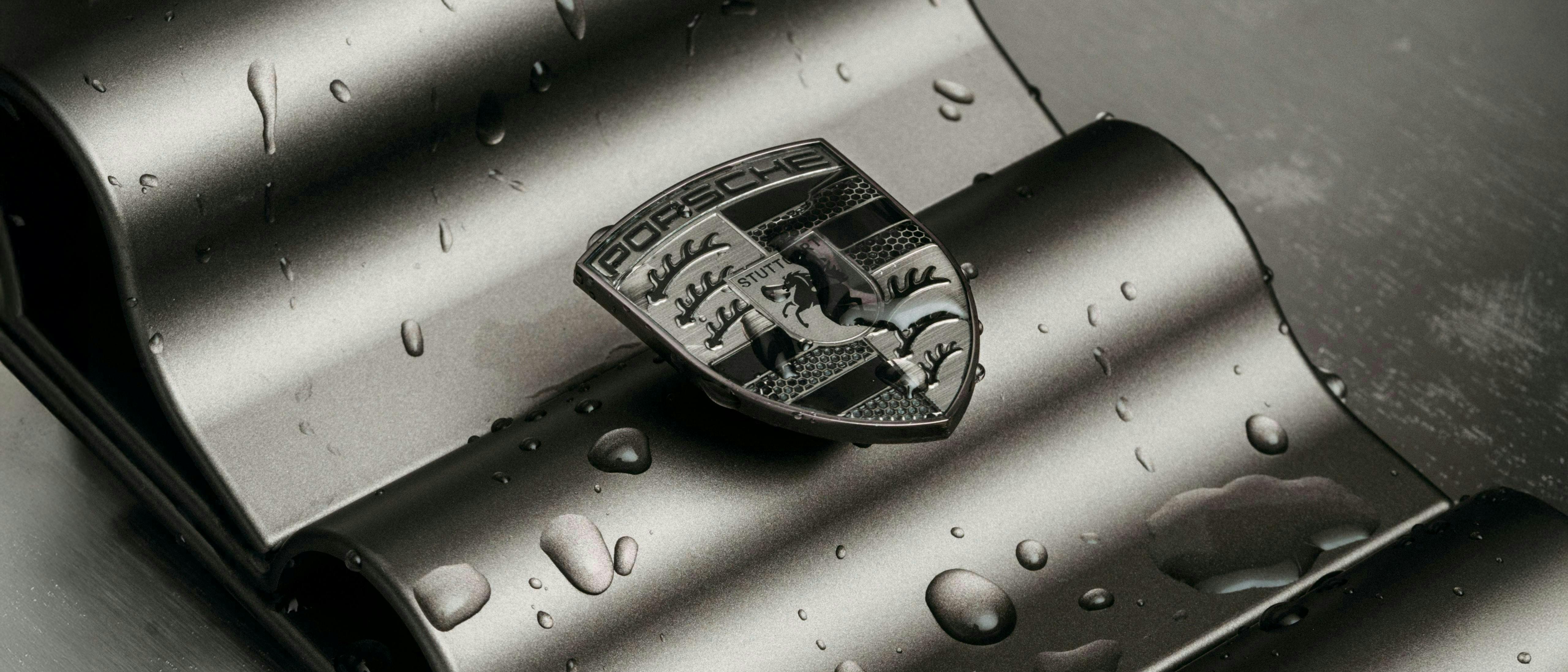 Porsche Logo in der Farbe Turbonite, welche auf die Partnerschaft zwischen Porsche und Pantone verweist.