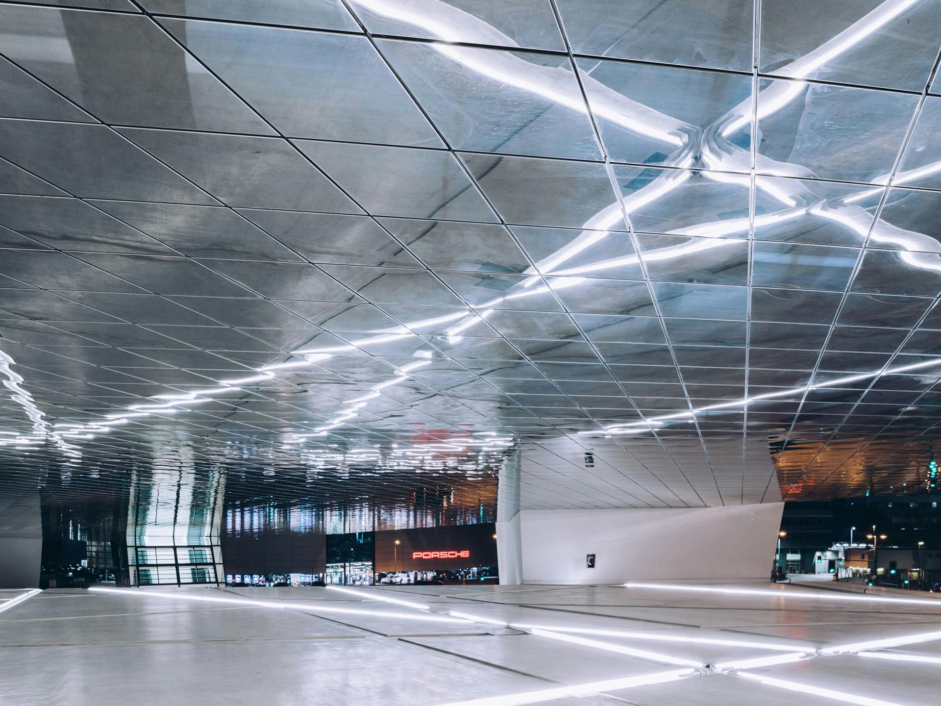 Eine spiegelnde Decke des Porsche Museum, in die Bodenbeleuchtung reflektiert wird