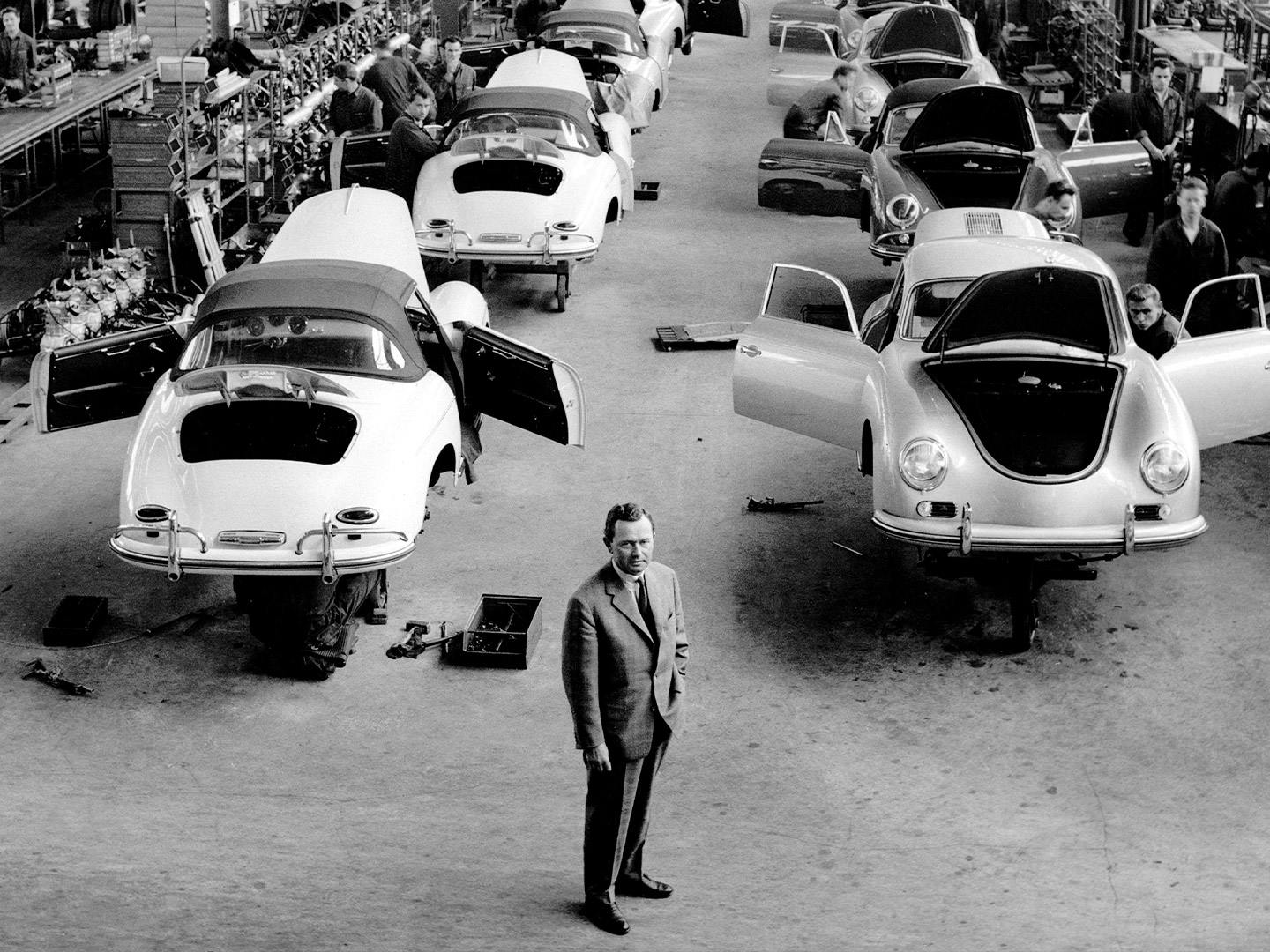 Ein schwarz-weißes, historisches Bild der Porsche-Automobilfabrik.