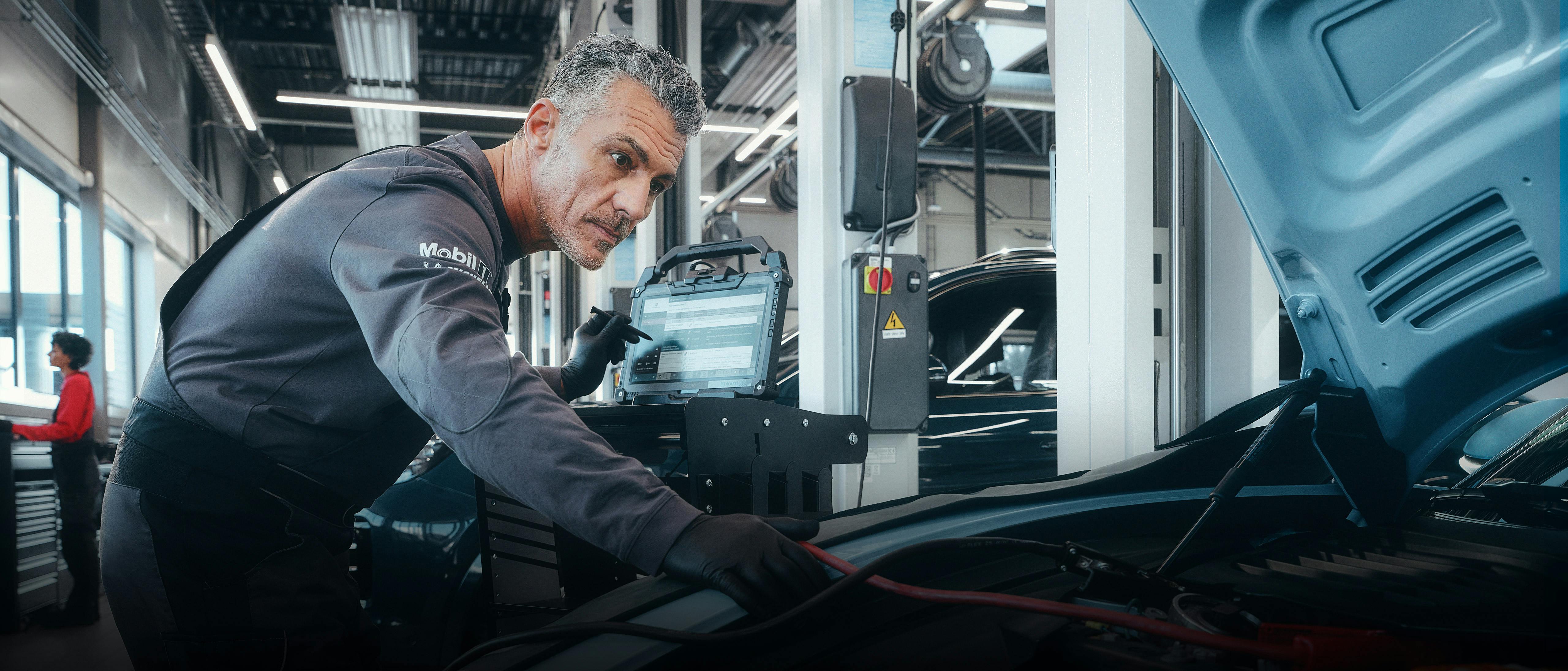 Un atelier Porsche est présenté avec de nombreux modèles Porsche.