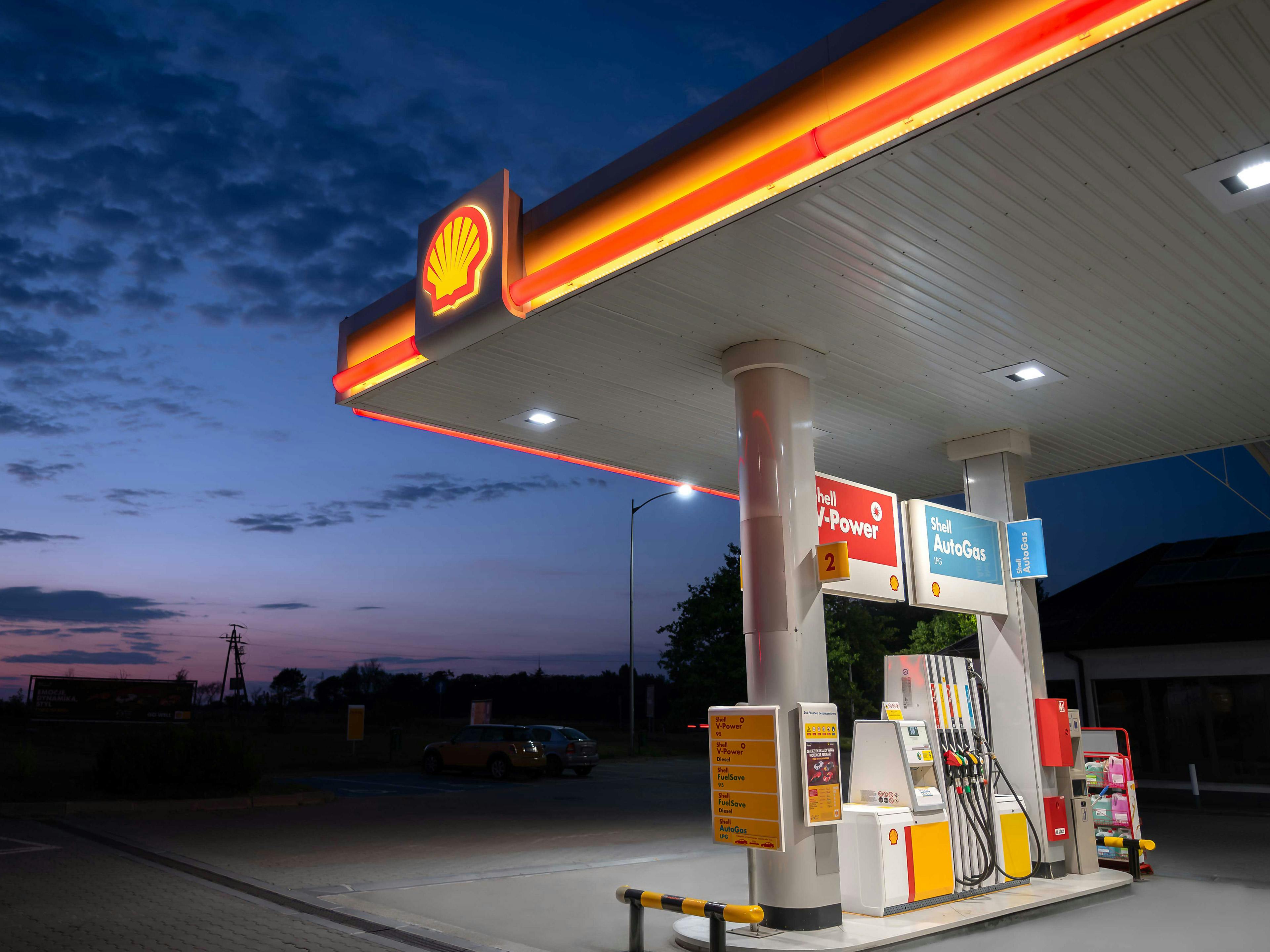Eine Shell-Tankstelle bei Nacht.