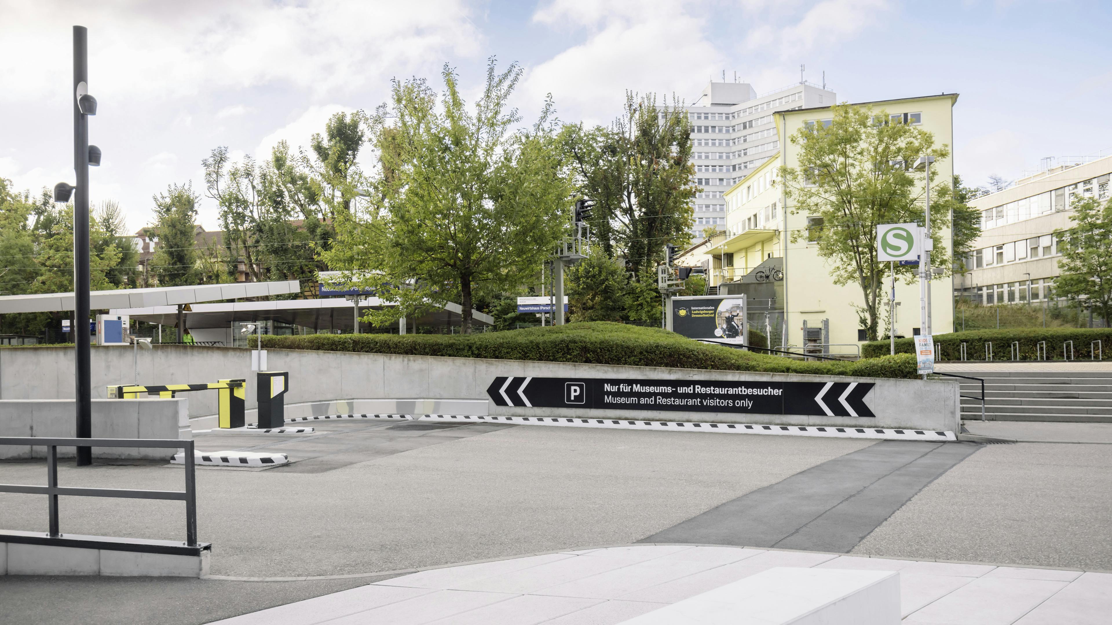 Die Einfahrt zur Tiefgarage für die Anfahrt mit dem Auto.