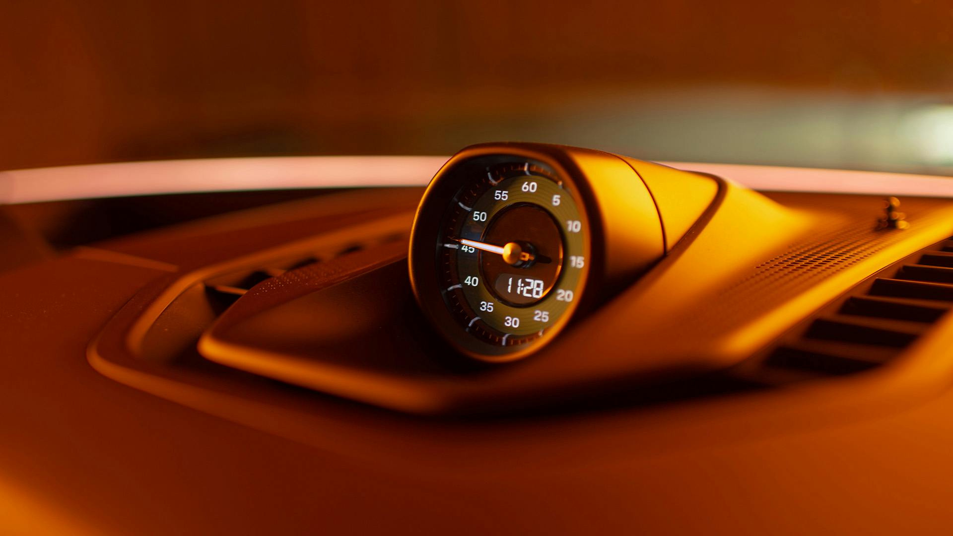 Der Chronometer im Porsche 911 Turbo S in orangem Licht.