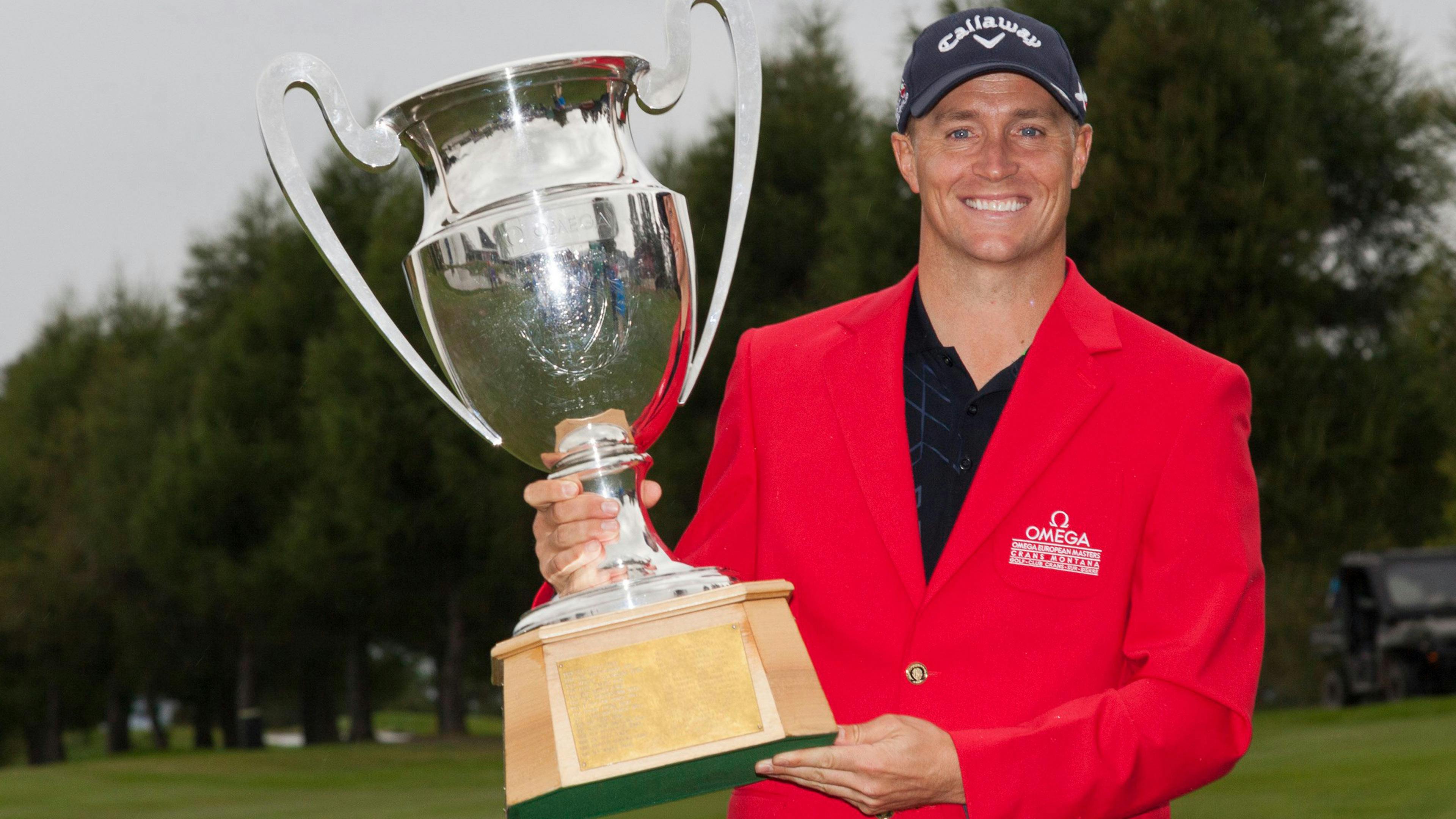 Alex Noren aus Schweden hält die  Siegertrophäe der Omega European Masters in 2016